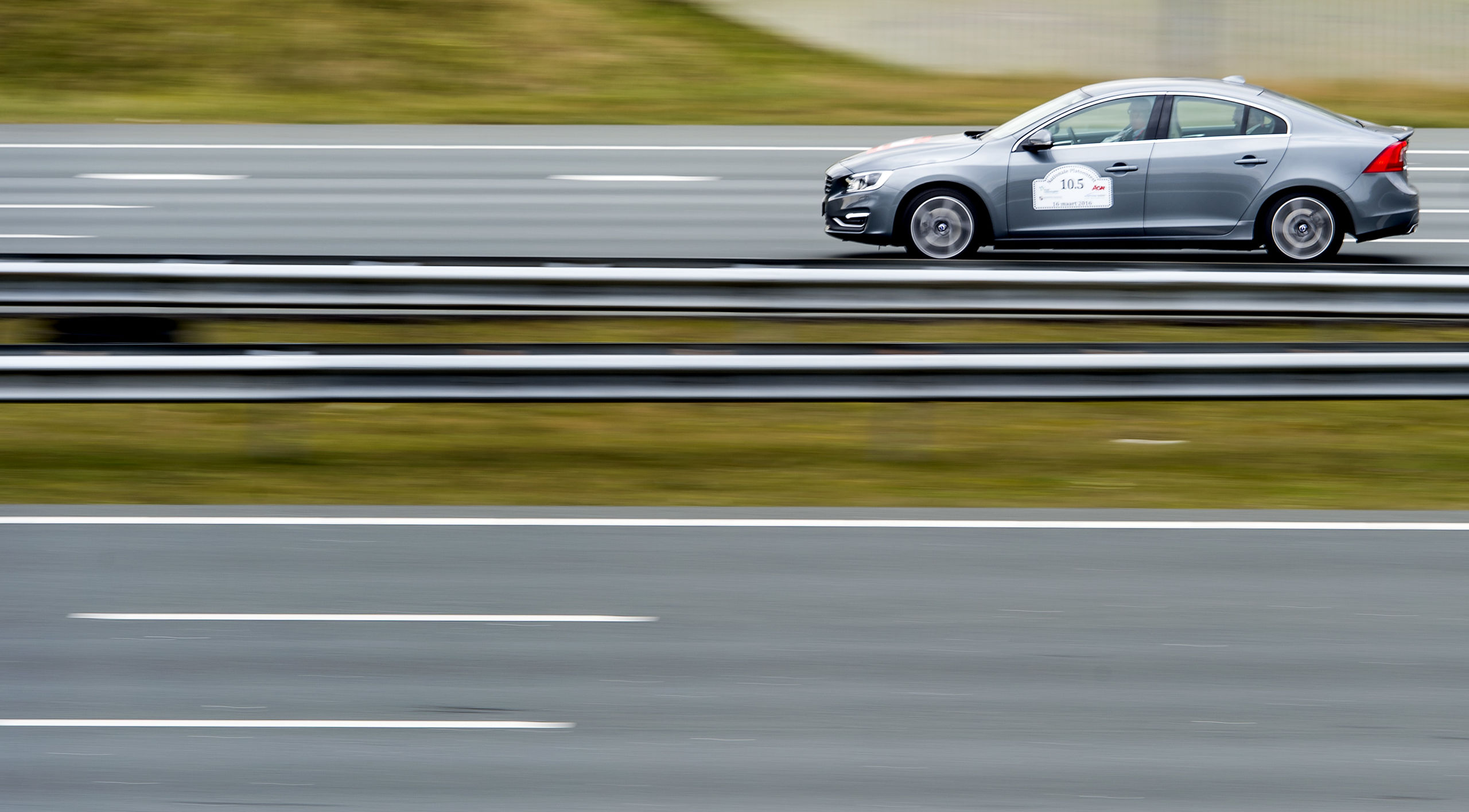 Een zelfrijdende auto over de A2