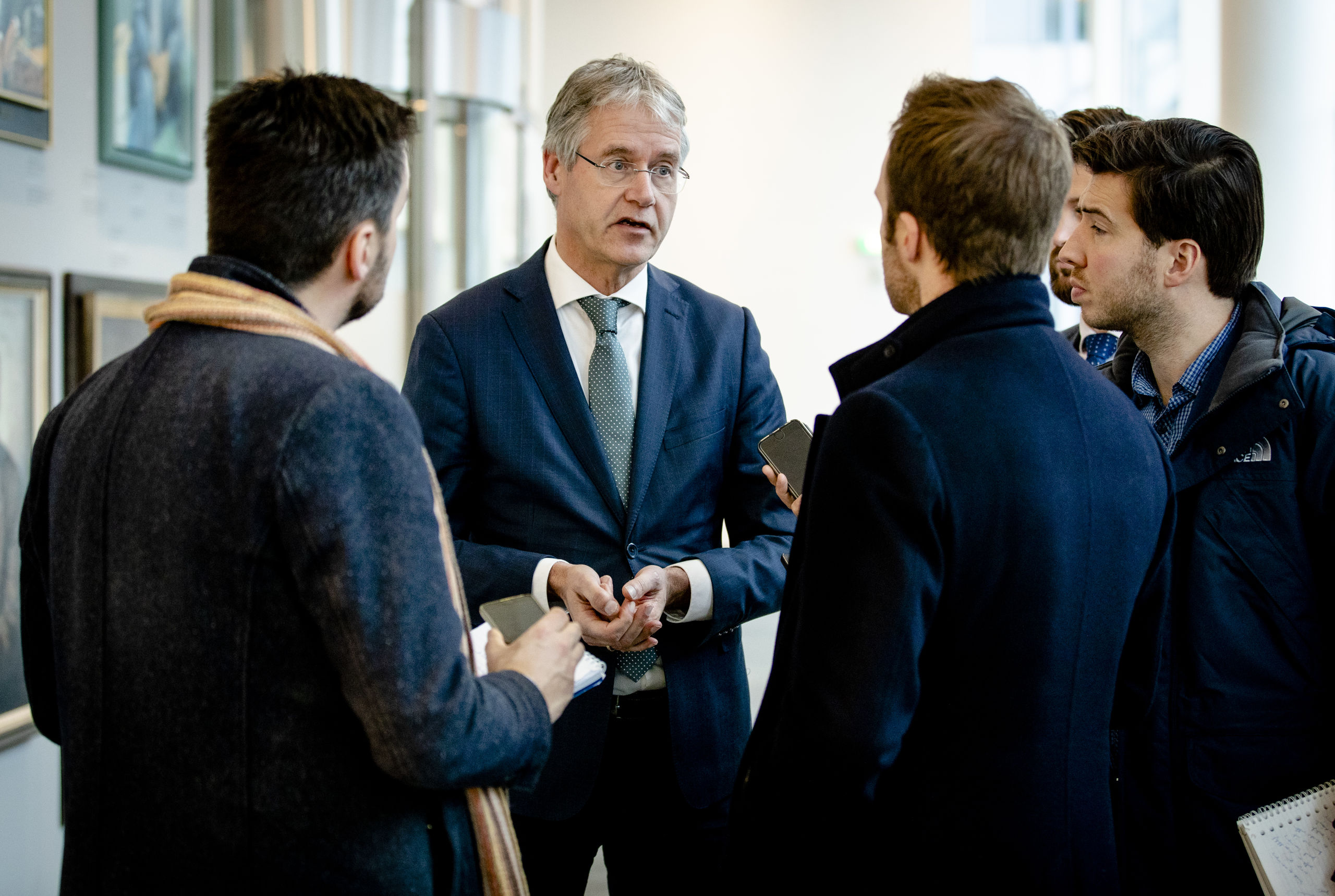 Minister Arie Slob (Basis- en Voortgezet Onderwijs en Media) staat de pers te woord over de uitspraak over het Cornelius Haga Lyceum dat hij het schoolbestuur niet had mogen dwingen op te stappen. De islamitische middelbare school had bezwaar gemaakt tegen deze zogenoemde aanwijzing. Slob gaat tegen de uitspraak van de rechter in beroep.