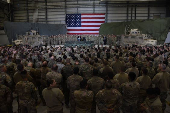 Donald Trump spreekt Amerikaanse militairen toe tijdens een 'surprise visit' aan Bagram Air Field in Afghanistan (november 2019).