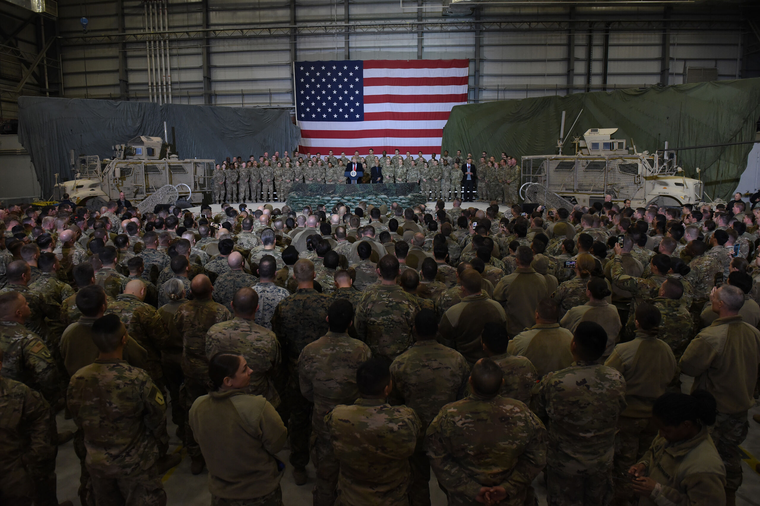 Donald Trump spreekt Amerikaanse militairen toe tijdens een 'surprise visit' aan Bagram Air Field in Afghanistan (november 2019).