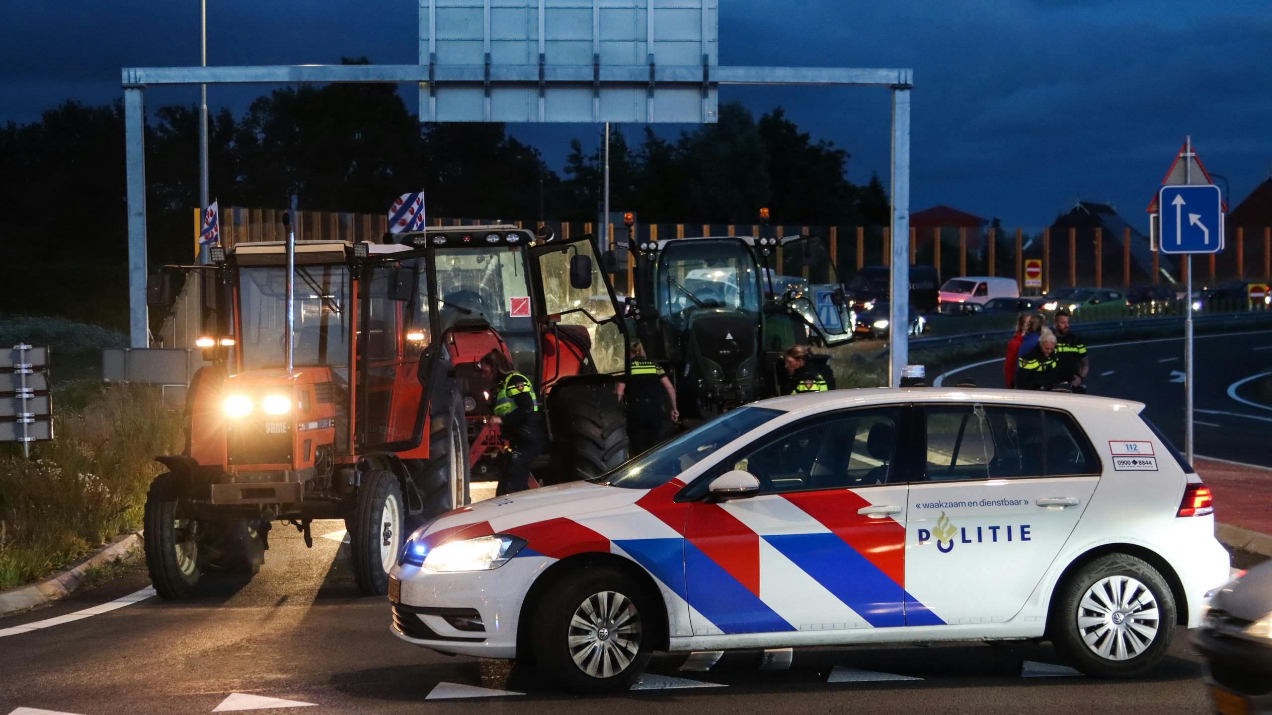 Politie schiet gericht bij protest Heerenveen op A32