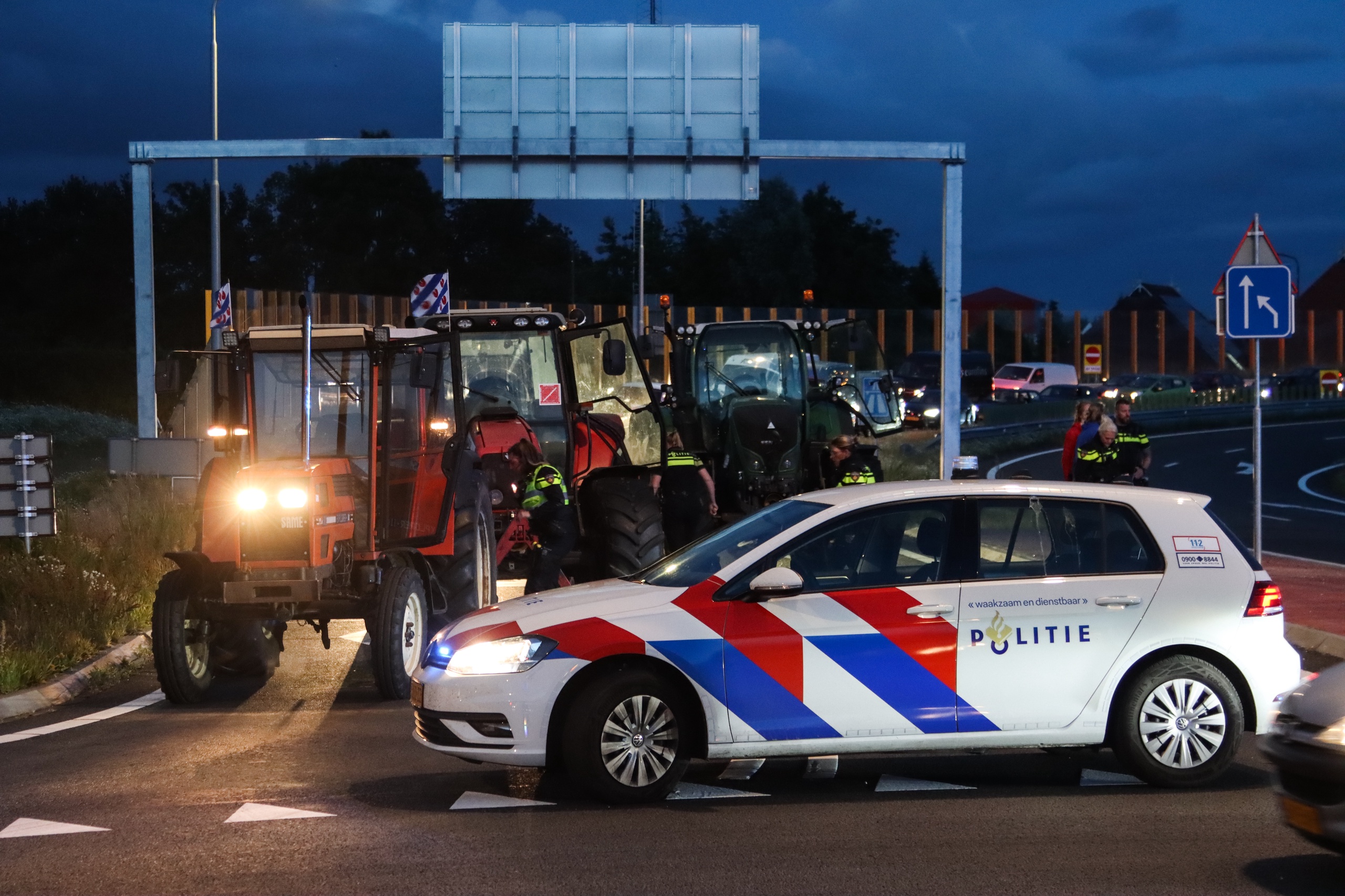 De politie heeft gericht geschoten bij een boerenprotest bij Heerenveen. Demonstranten probeerden in te rijden op agenten en dienstauto's