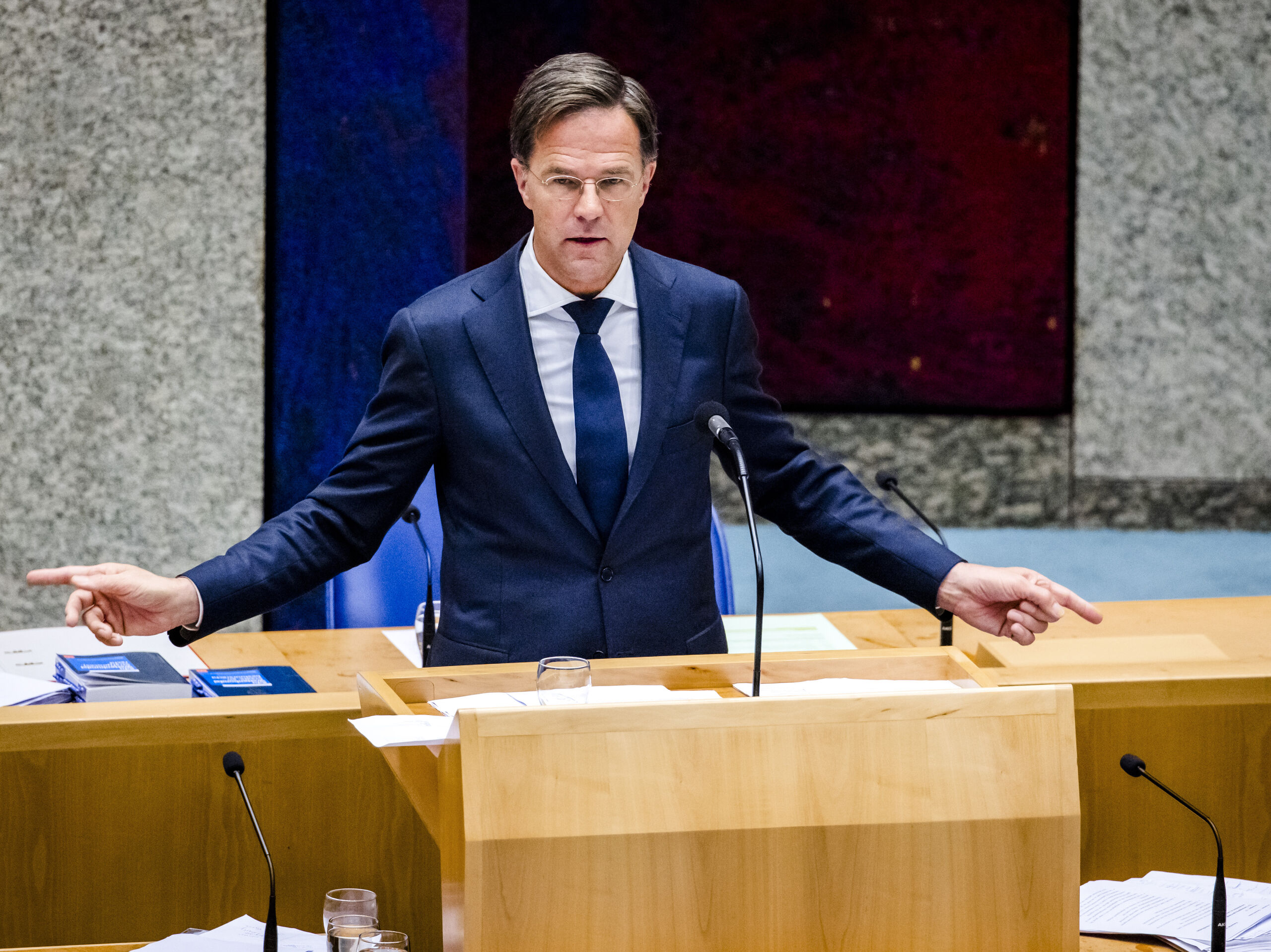 Premier Mark Rutte aan het woord tijdens het Tweede Kamerdebat over de ontwikkelingen rondom het coronavirus. 