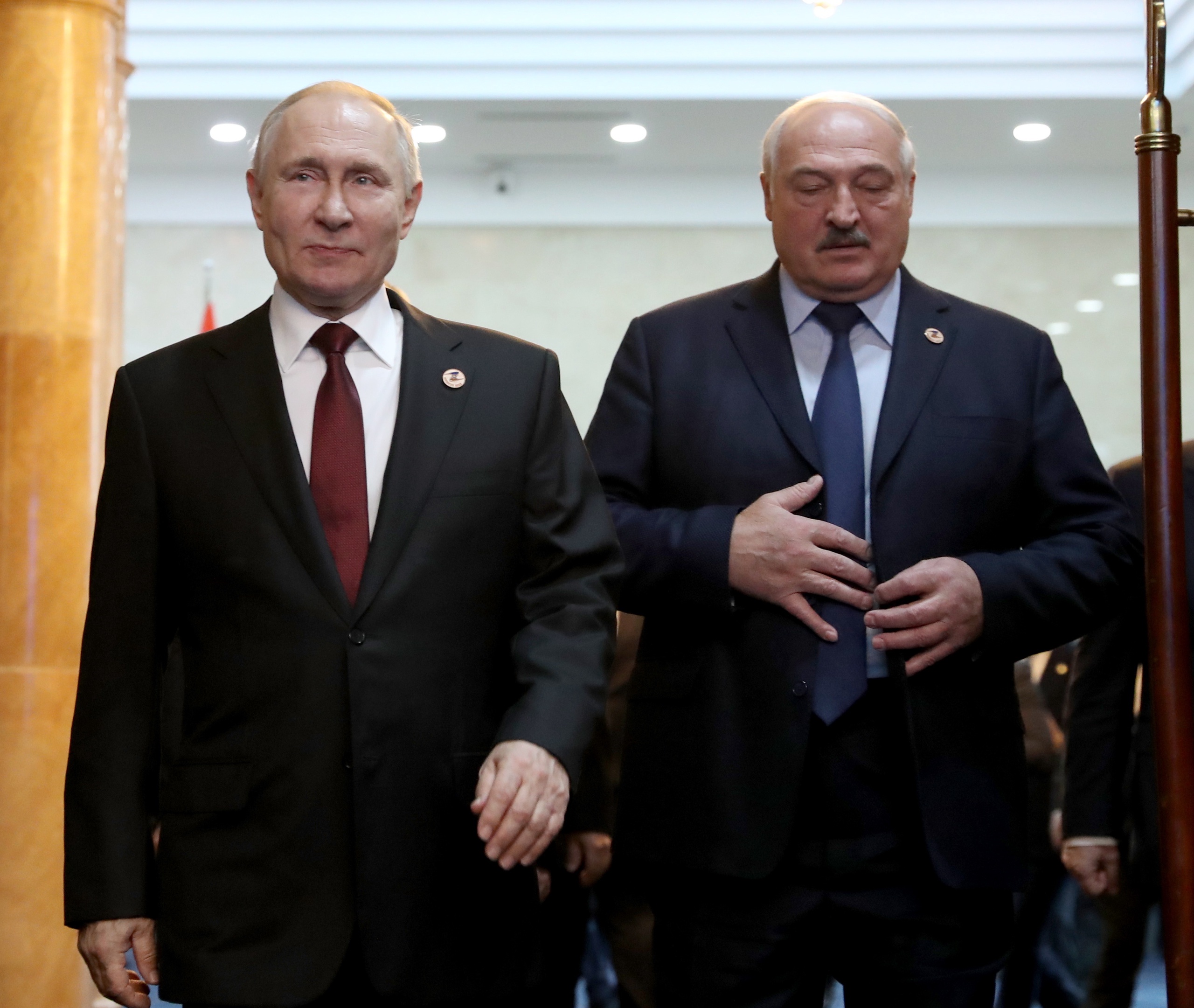 De Russische president Vladimir Poetin is in Belarus voor zijn eerste bezoek aan het land sinds 2019. Belarus is een van de laatste bondgenoten van Rusland, maar het bezoek van Poetin ligt toch ongemakkelijk, denkt BNR's buitenlandcommentator Bernard Hammelburg.