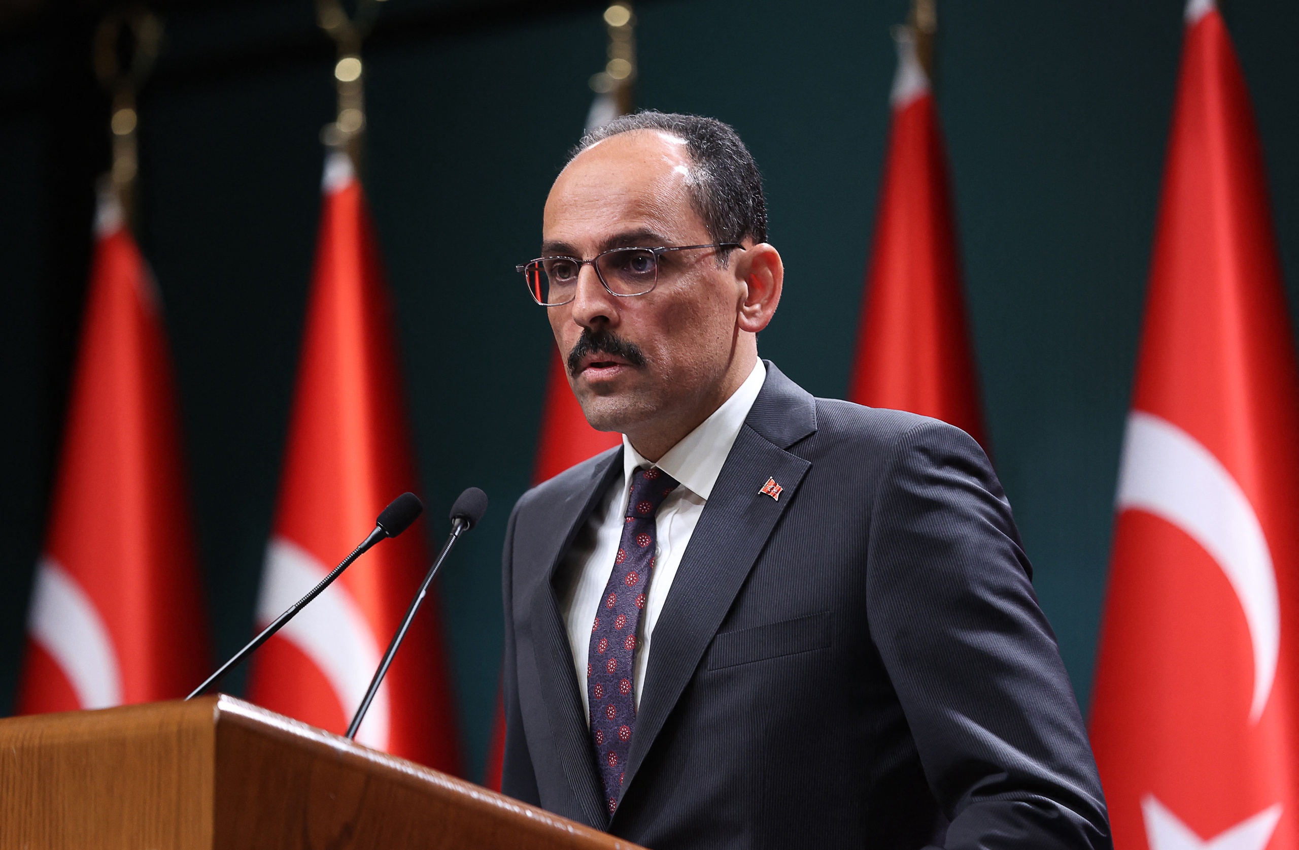 De Turkse presidentiële woordvoerder Ibrahim Kalin geeft een persconferentie na gesprekken met Zweden en Finland over hun biedingen om lid te worden van de NAVO in het presidentieel complex in Ankara, op 25 mei 2022.