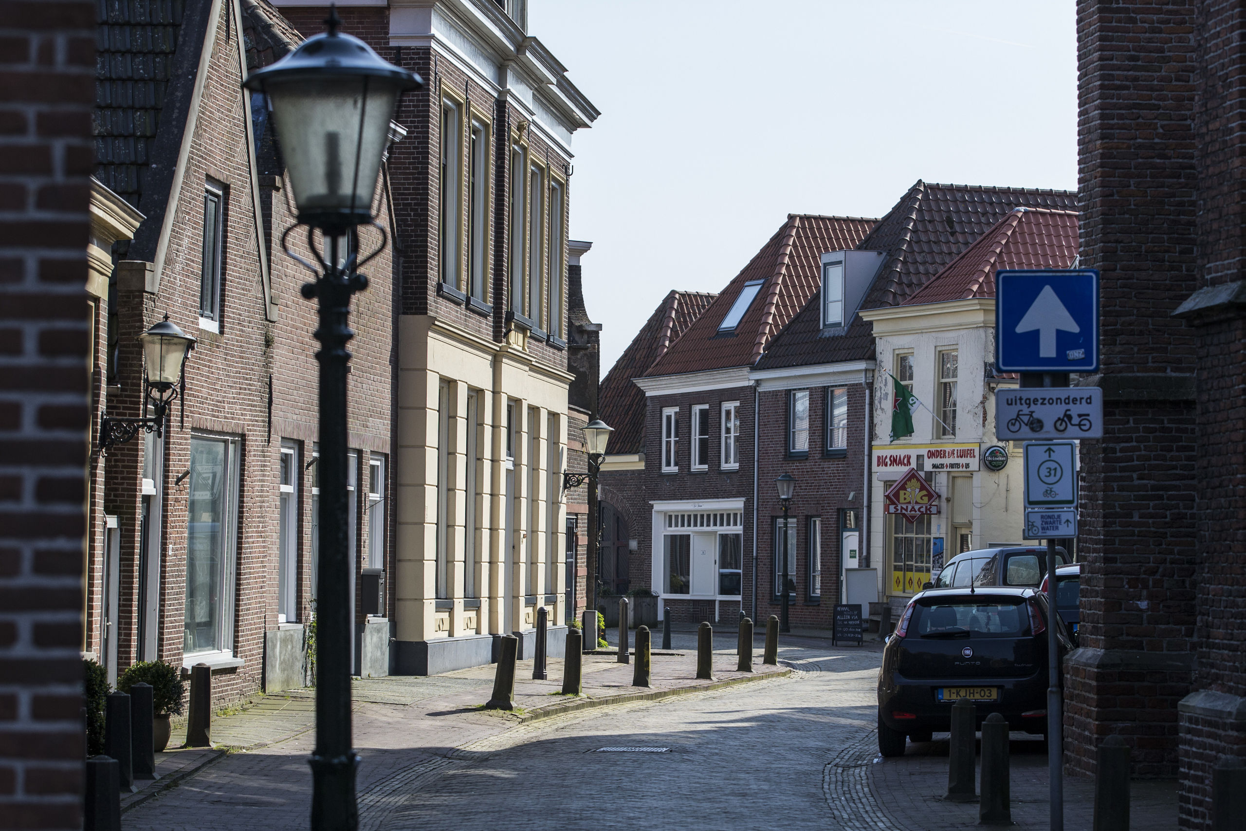 Een lege winkelstraat in Hasselt.
