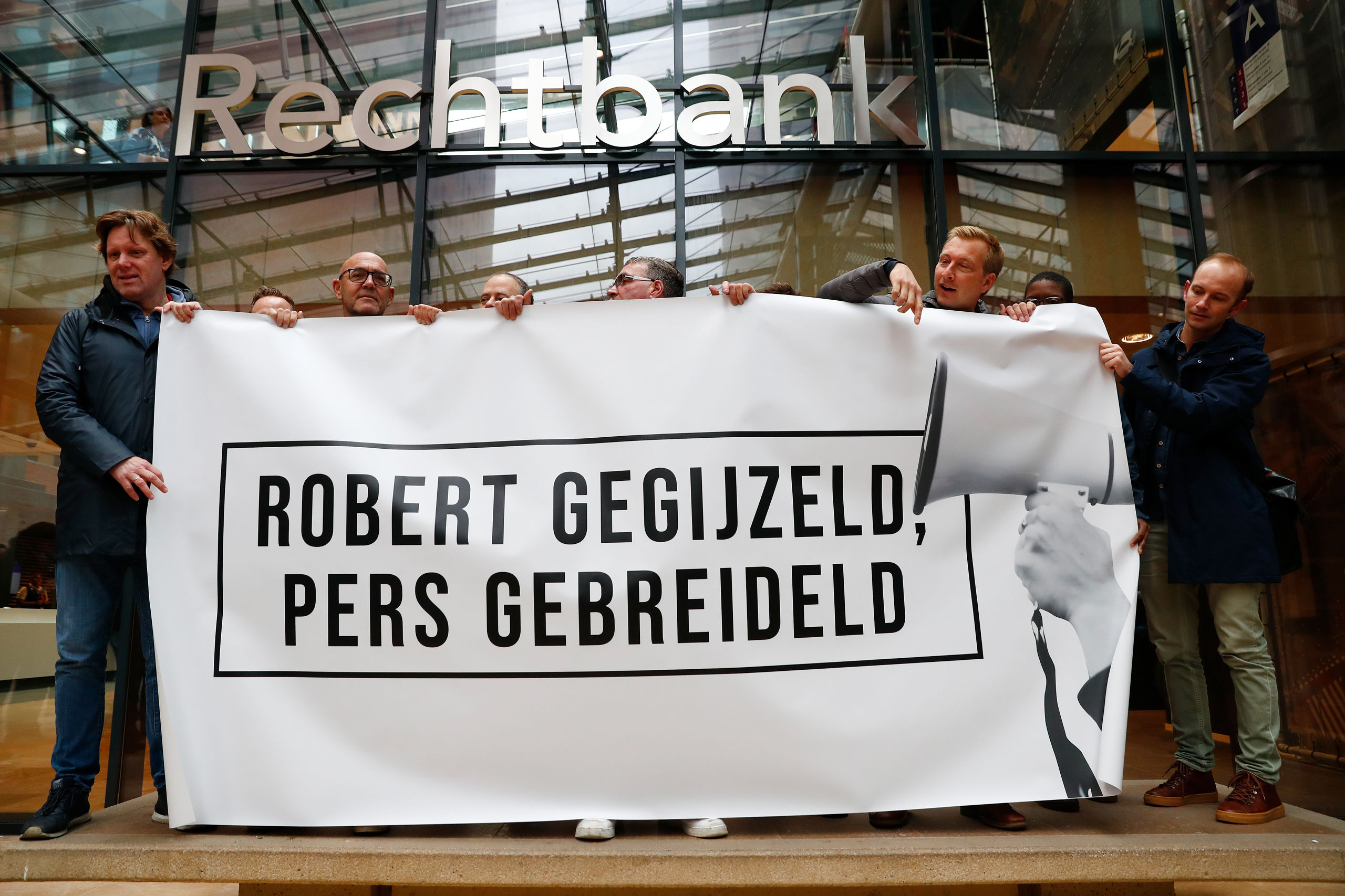 ROTTERDAM - Journalisten demonstreren bij de rechtbank tegen de gijzeling van NOS-verslaggever Robert Bas. De verslaggever wordt vastgehouden omdat hij weigert als getuige in een strafzaak vragen te beantwoorden. ANP BAS CZERWINSKI