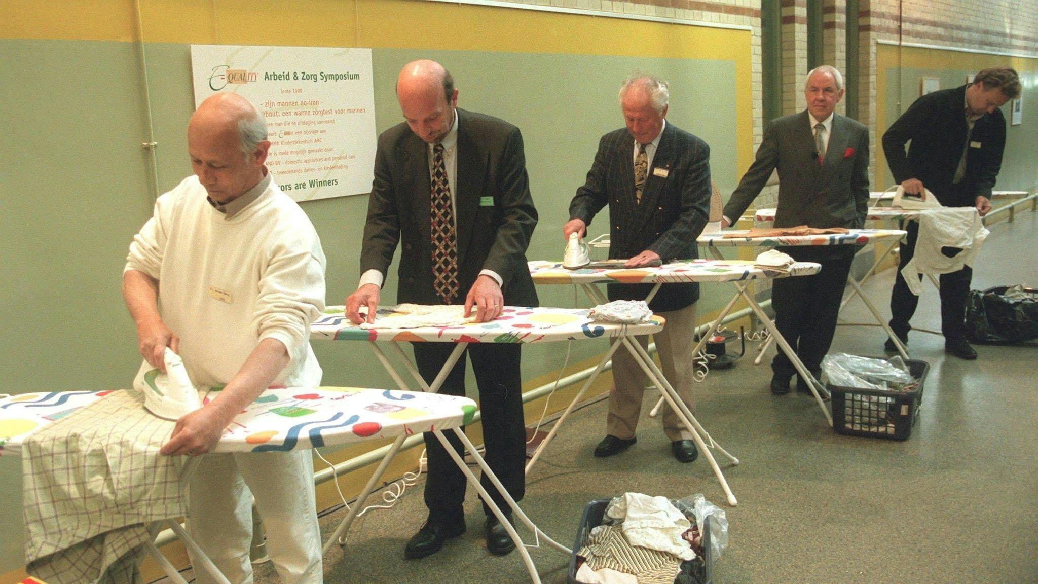 Mei 1999: Mannen achter de strijkplank op het Arbeid & Zorg-symposium 'Tussen Vlinderdas & Theedoek'. 