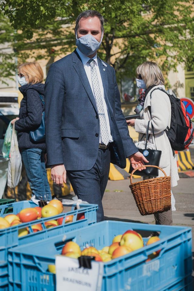 Burgemeester Zdenek Hrib op de markt van 'zijn' Praag