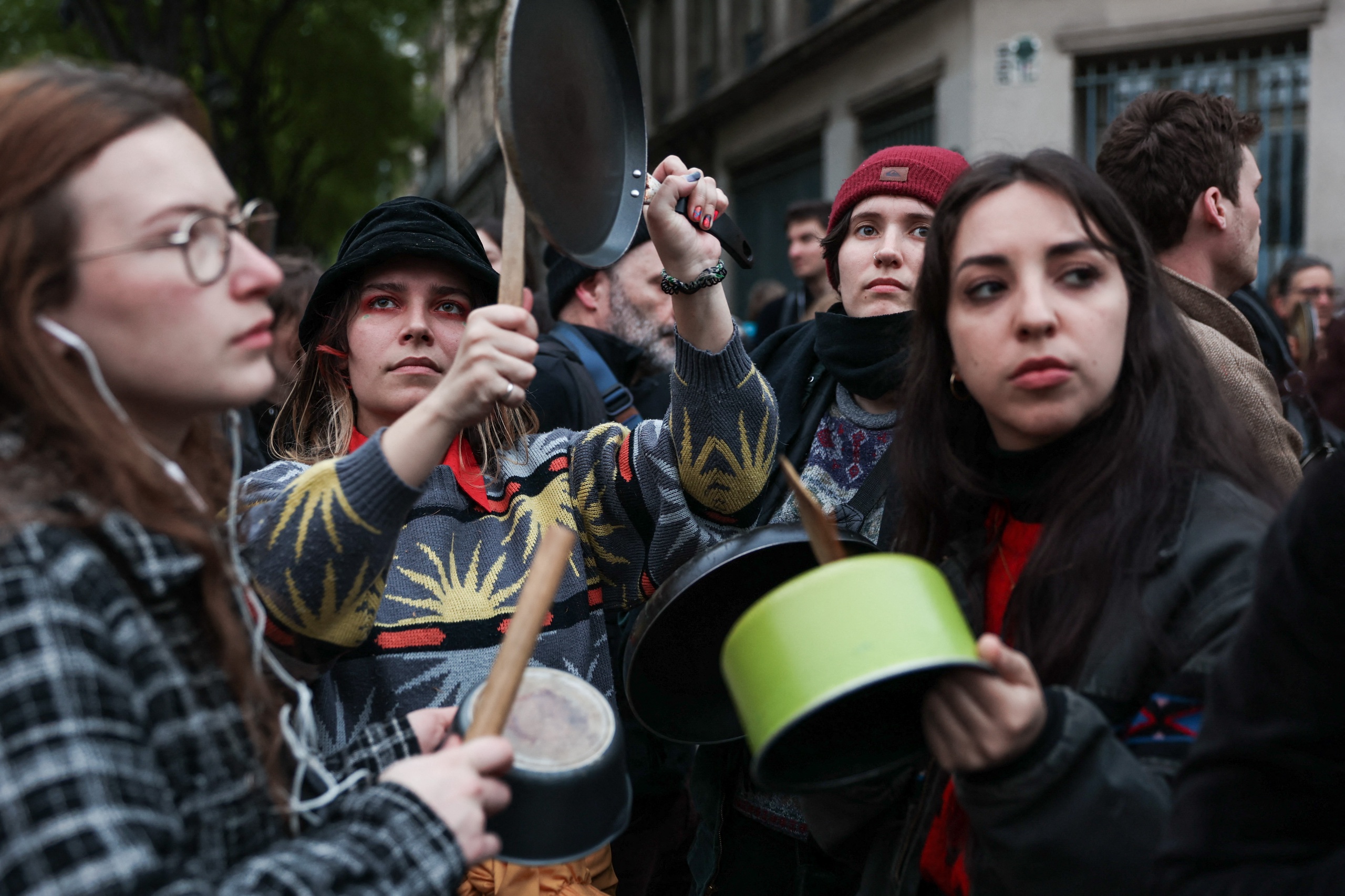 Les manifestants participent à une manifestation pan pendant le discours télévisé du président français Emmanuel Macron. 