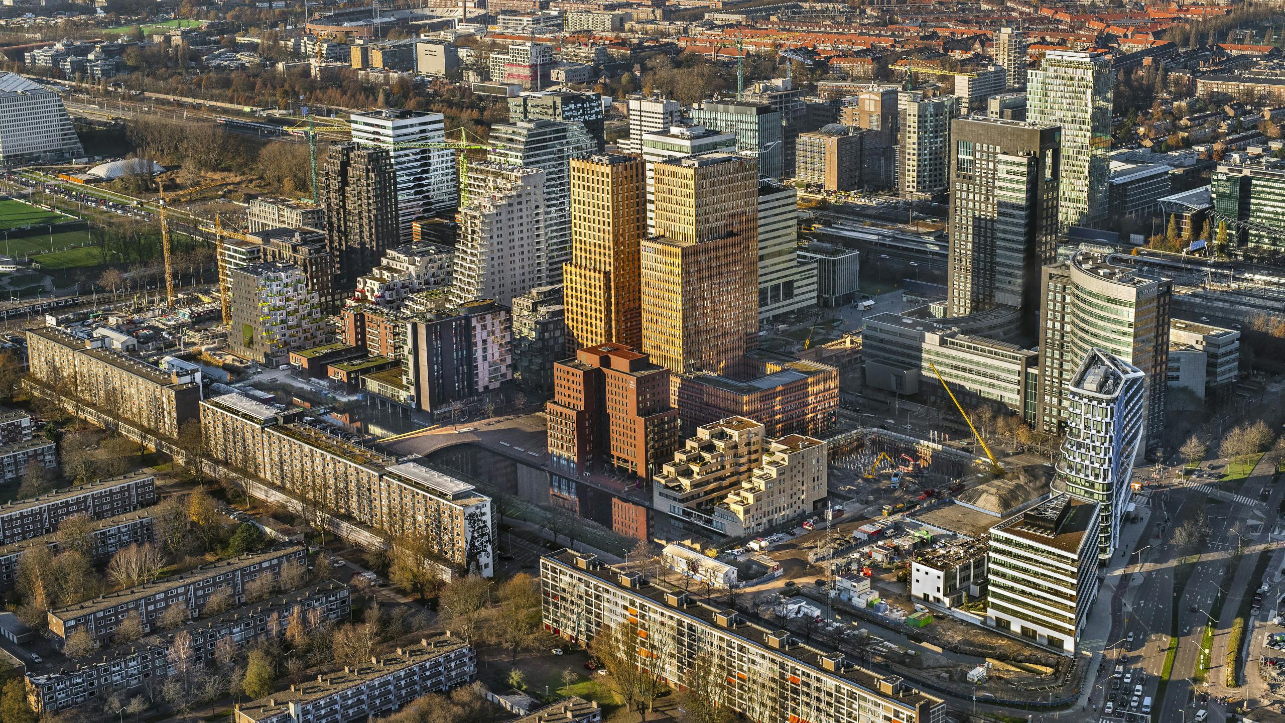 De Zuidas gebruikt water uit de Nieuwe Meer om af te koelen.