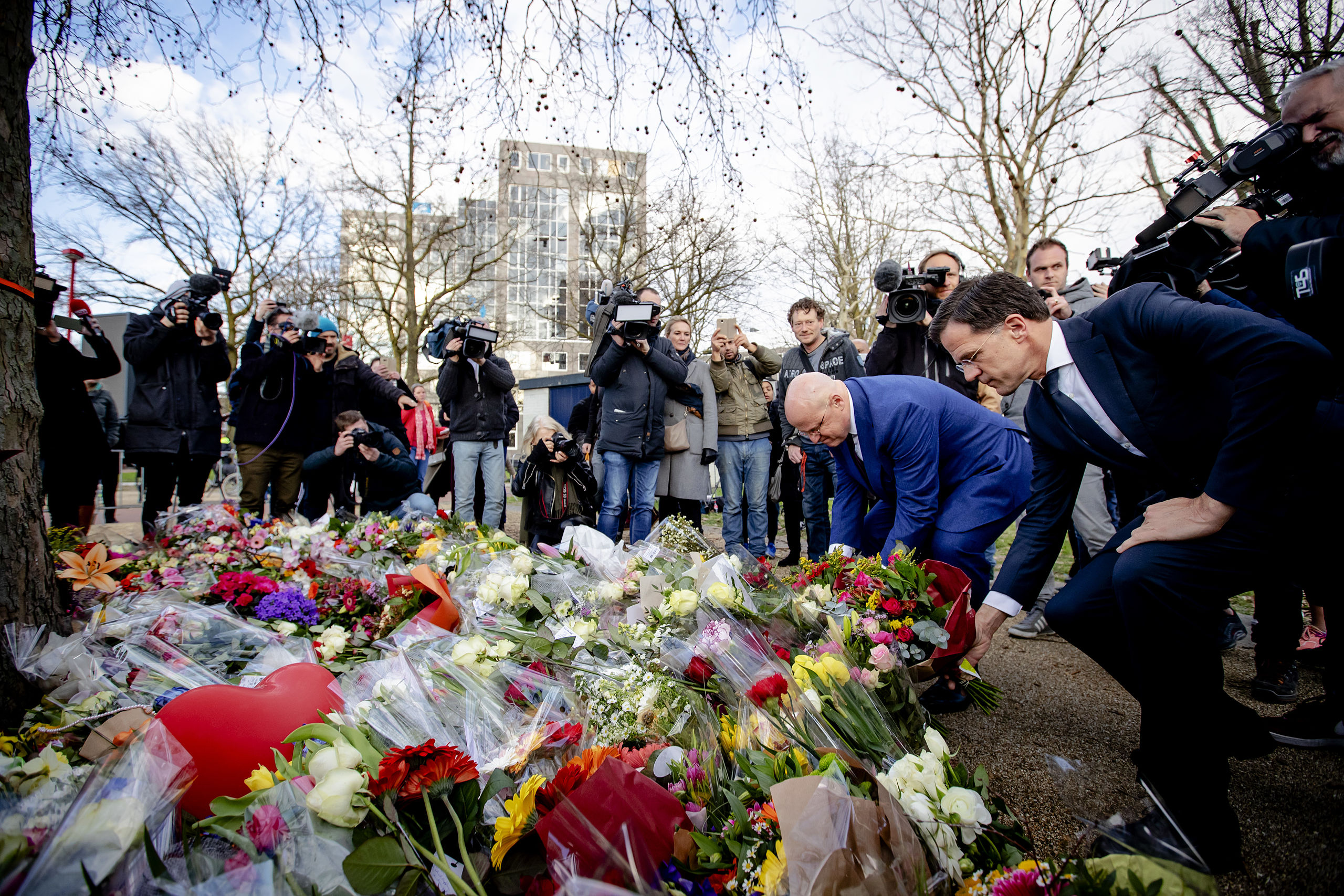 Minister president Mark Rutte en Ferdinand Grapperhaus minister van Justitie en Veiligheid leggen bloemen op het 24 Oktoberplein in Utrecht, de dag na het schietincident.