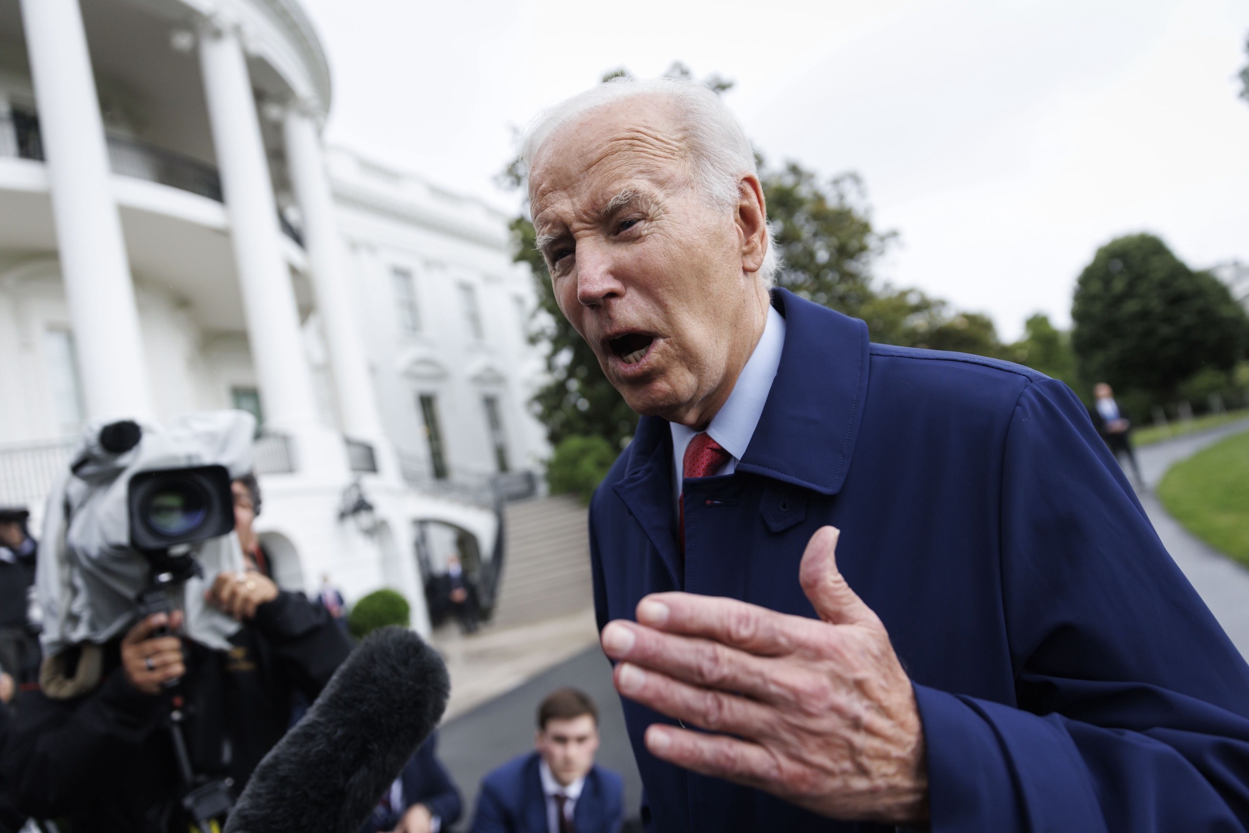 US President Joe Biden speaks to the press at the White House.  It has been agreed that the debt burden may rise above the previously set ceiling of USD 31.4 trillion until January 1, 2025. 