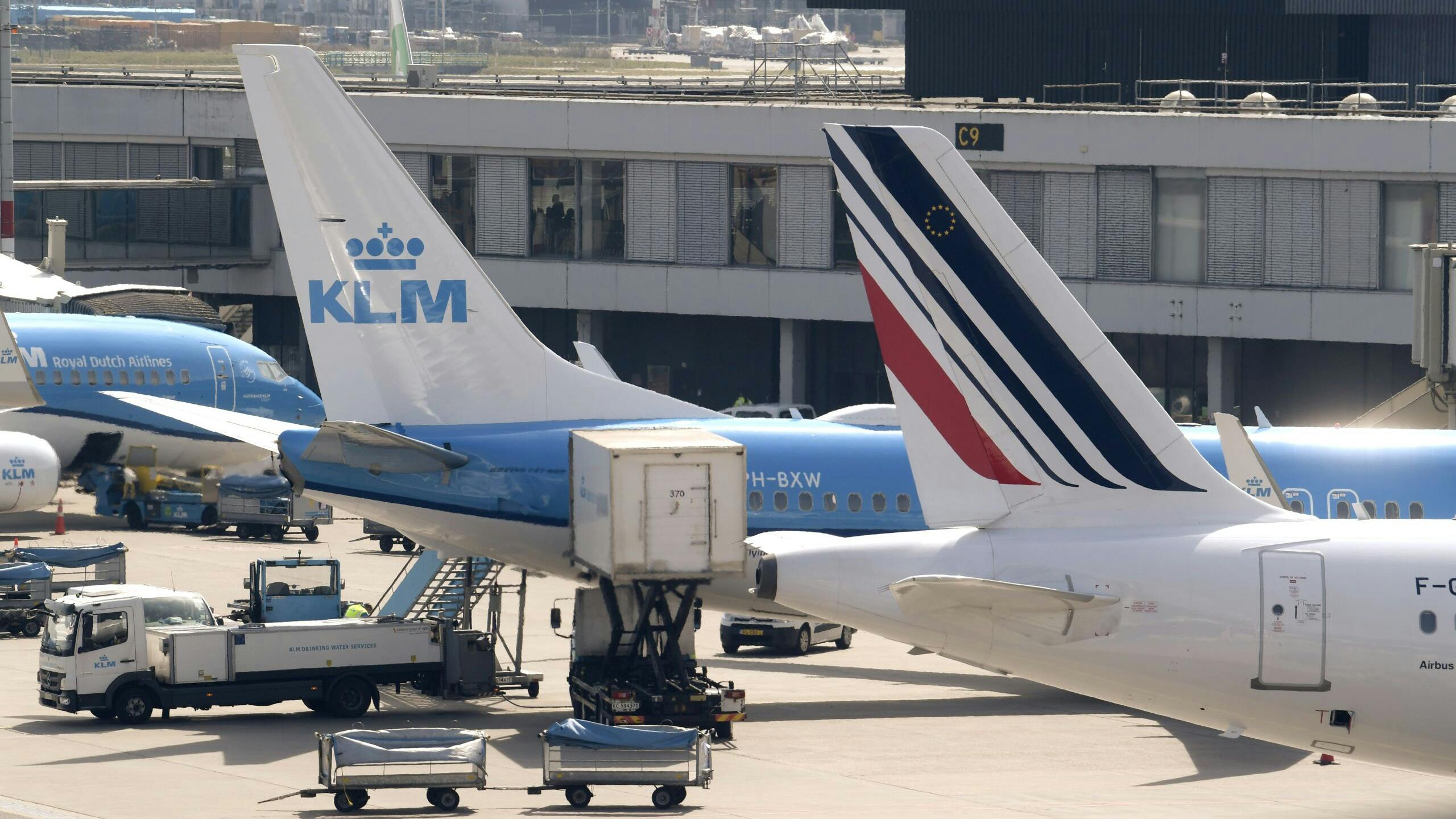 Vliegtuigen van KLM en Air France op de platformen van Schiphol.