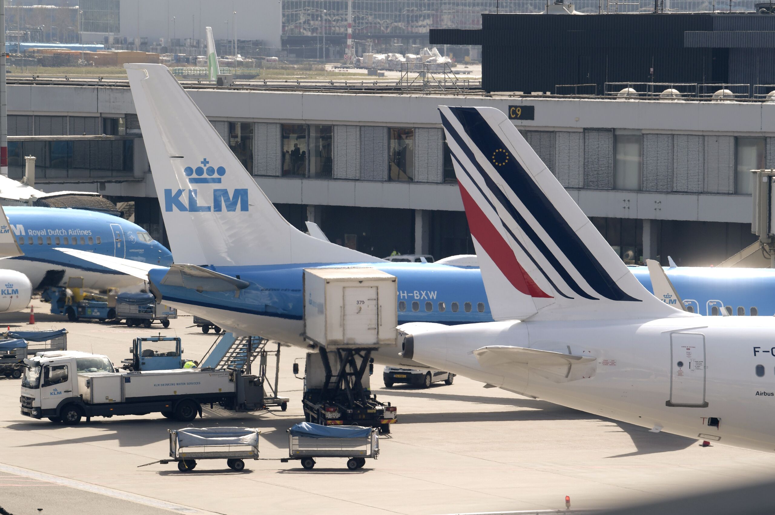 Vliegtuigen van KLM en Air France op de platformen van Schiphol.