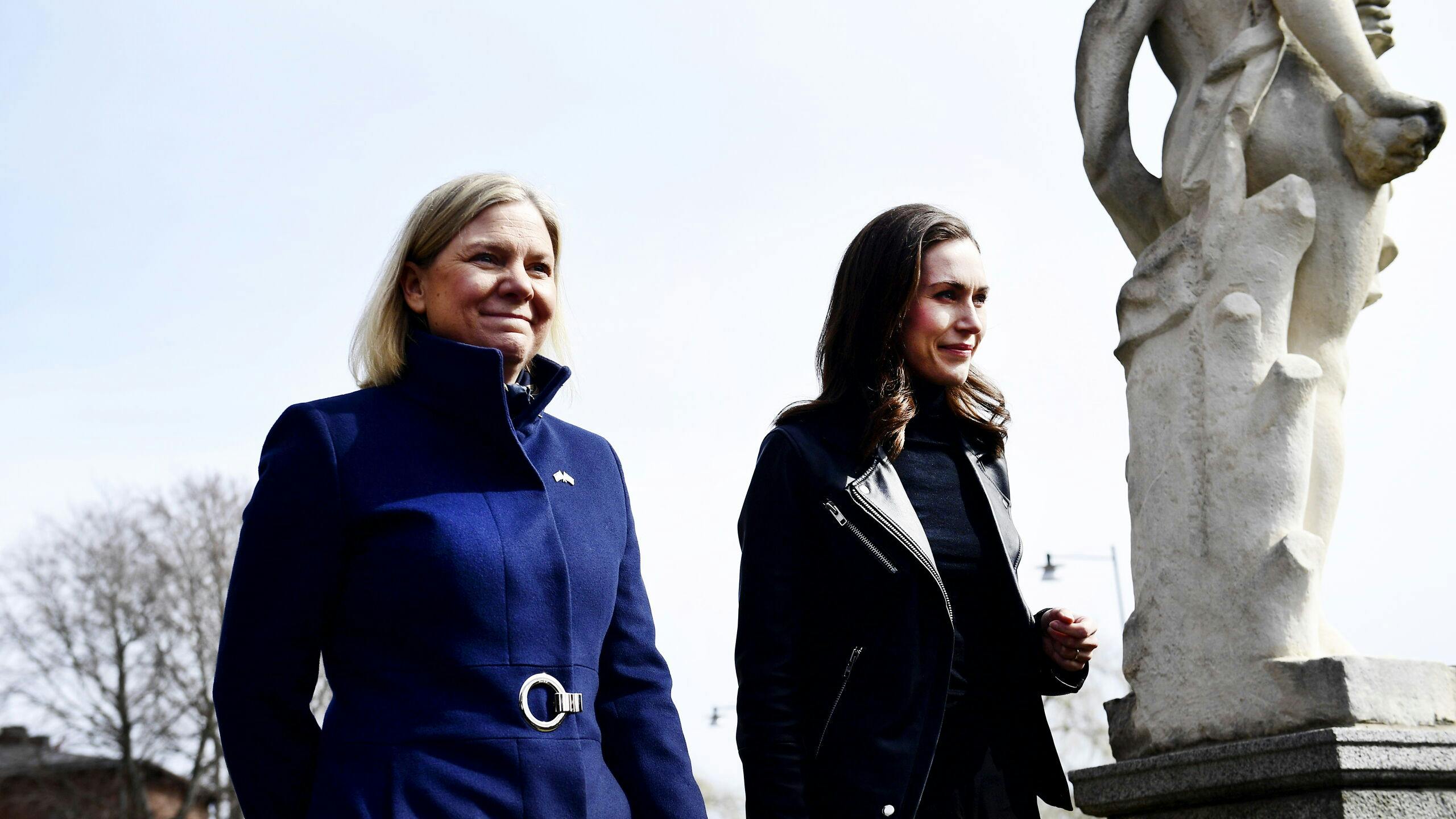 De Zweedse premier Magdalena Andersson (links) en de Finse premier Sanna Marin