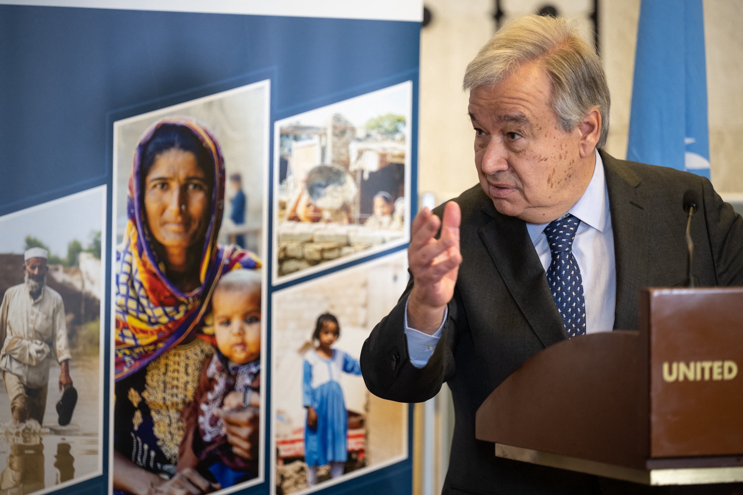 VN-chef António Guterres tijdens de donorconferentie in Genève. Er is inmiddels al voor 8 miljard euro aan hulp beloofd aan het door overstrromingen getroffen land