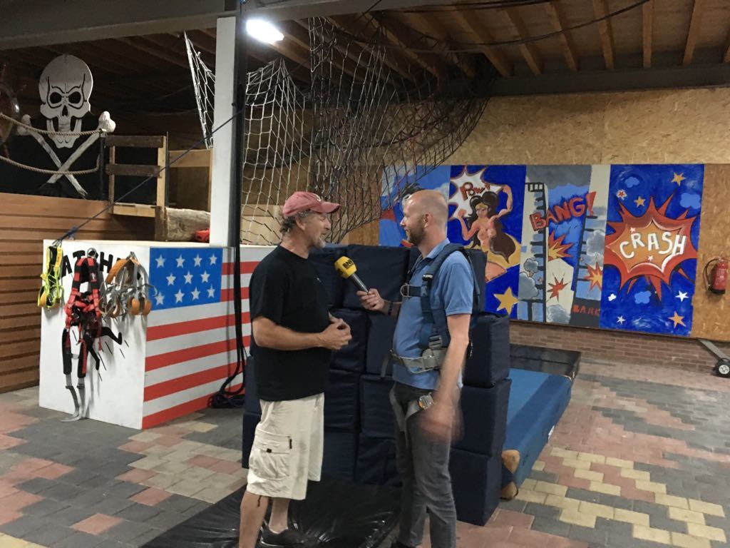 Verslaggever Jeroen Stans (rechts) in gesprek met stuntman Chuck Borden.