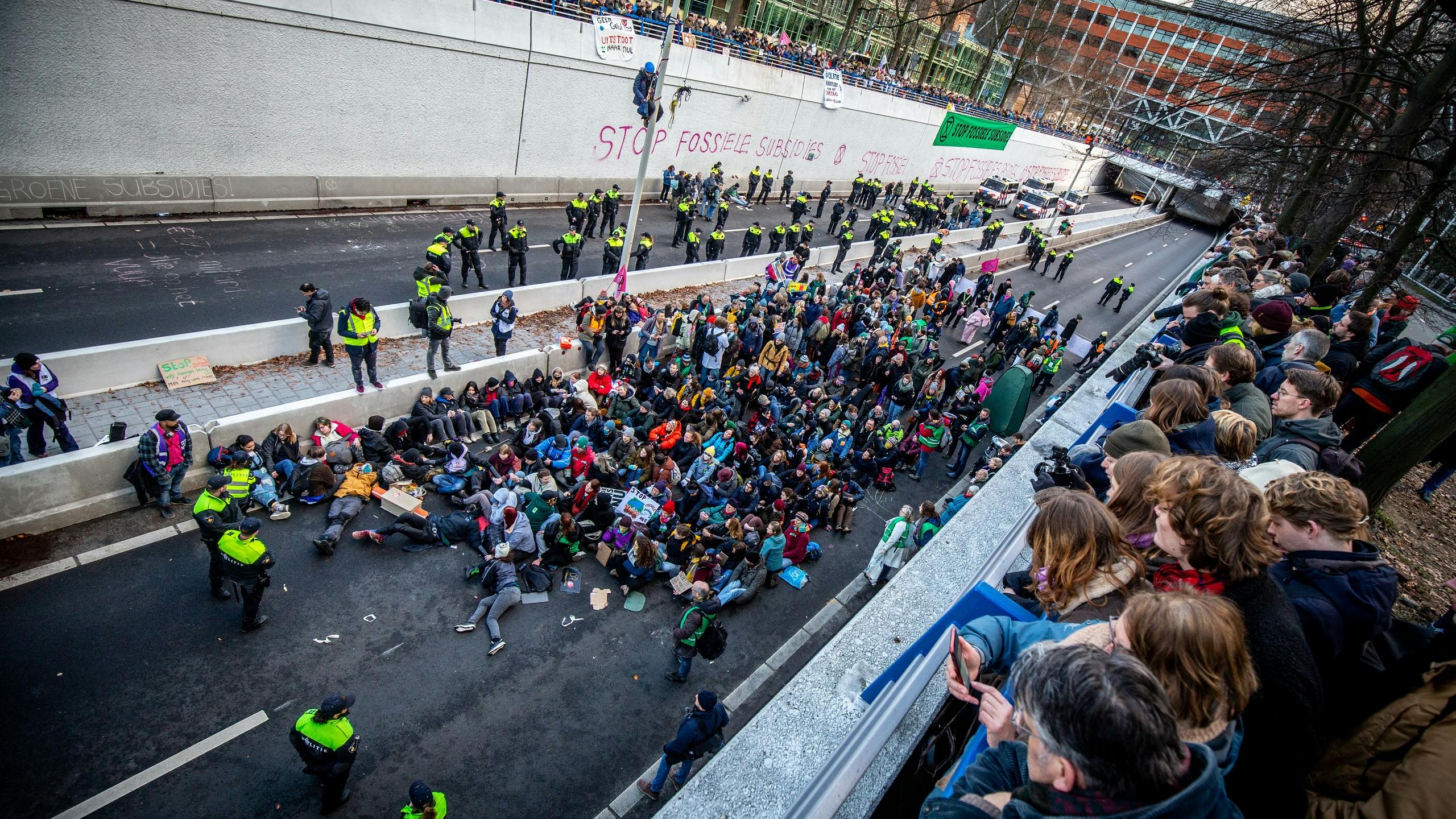 Nog twee actievoerders vast na klimaatprotest A12 in Den Haag
