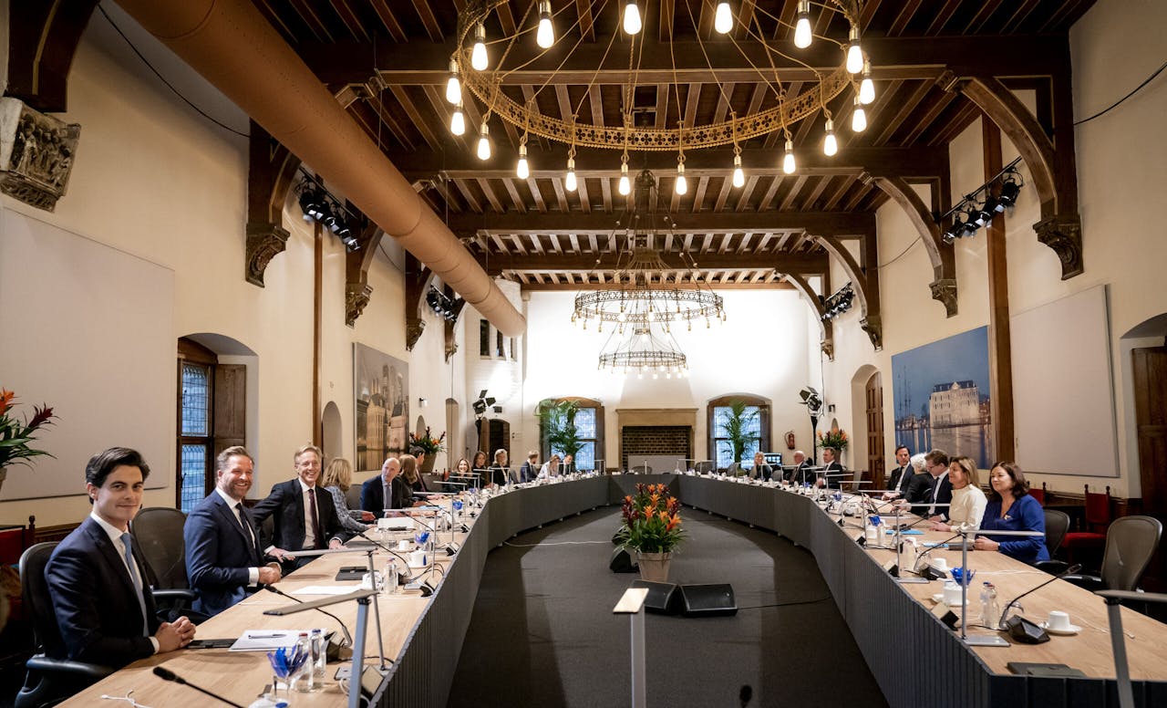 Premier Mark Rutte zit de eerste ministerraad van het nieuwe kabinet Rutte-IV voor in de Rolzaal op het Binnenhof