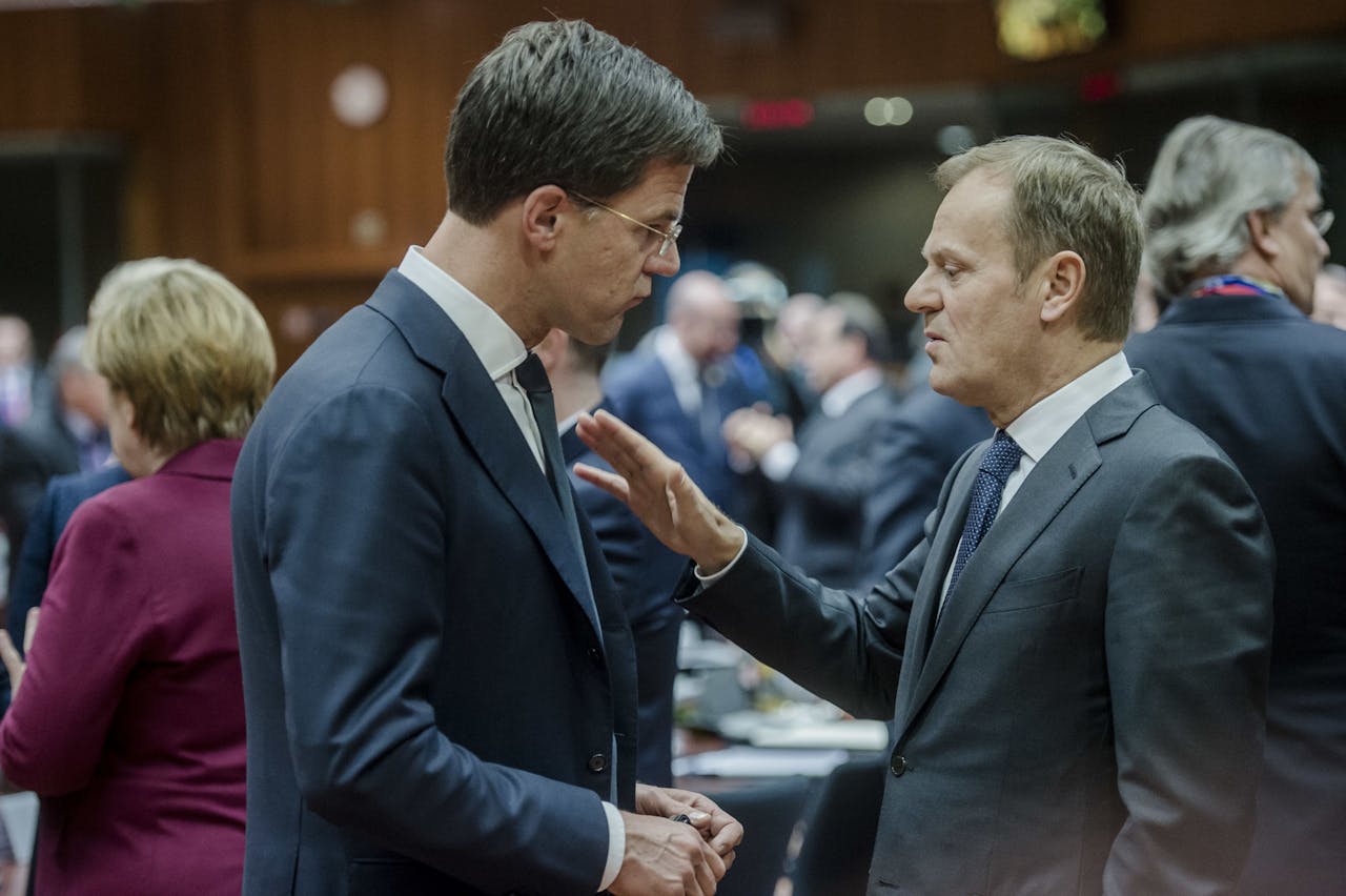 BRUSSEL - Premier Mark Rutte en President van de Europese Raad Donald Tusk tijdens de Europese Top, waar de lidstaten spreken over het associatieverdrag met Oekraine.