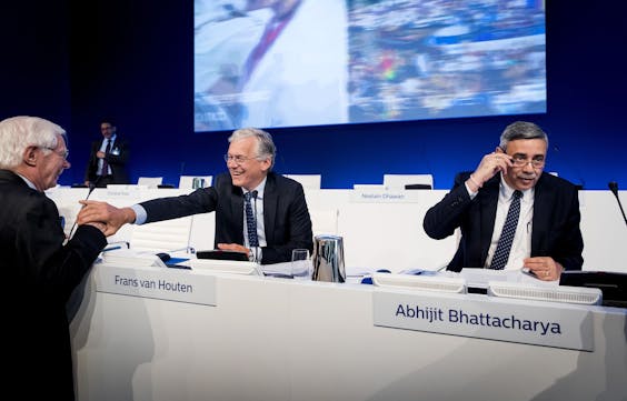 CEO Frans van Houten en CFO Abhijit Bhattacharya tijdens een eerdere aandeelhoudersvergadering.