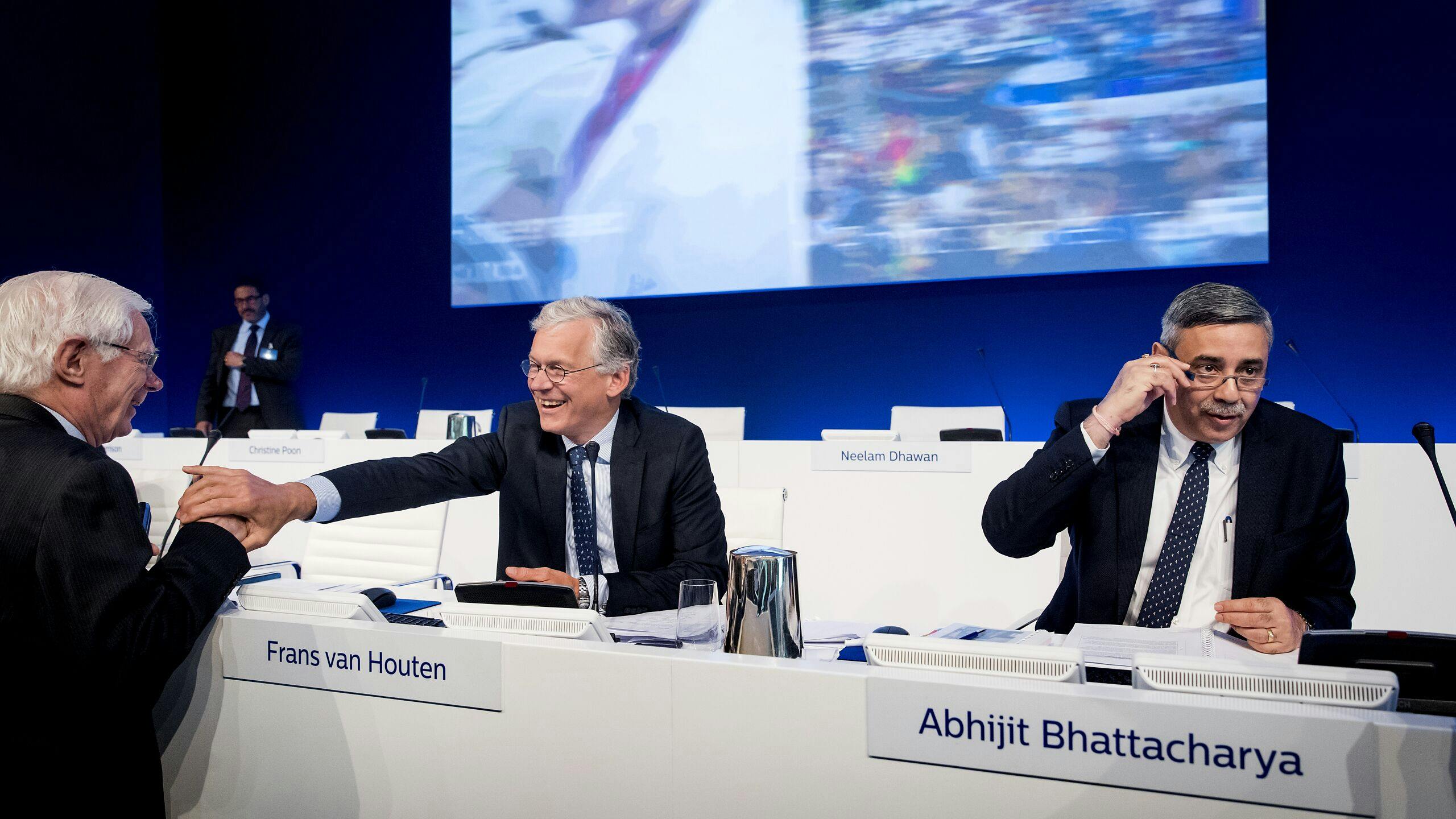 CEO Frans van Houten en CFO Abhijit Bhattacharya tijdens een eerdere aandeelhoudersvergadering.