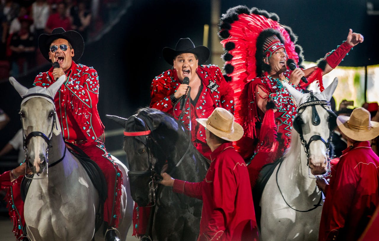 Jeroen van der Boom, Rene Froger en Gerard Joling komen te paard aan bij het concert van de Toppers in de ArenA met het thema Wild West, Thuis Best.