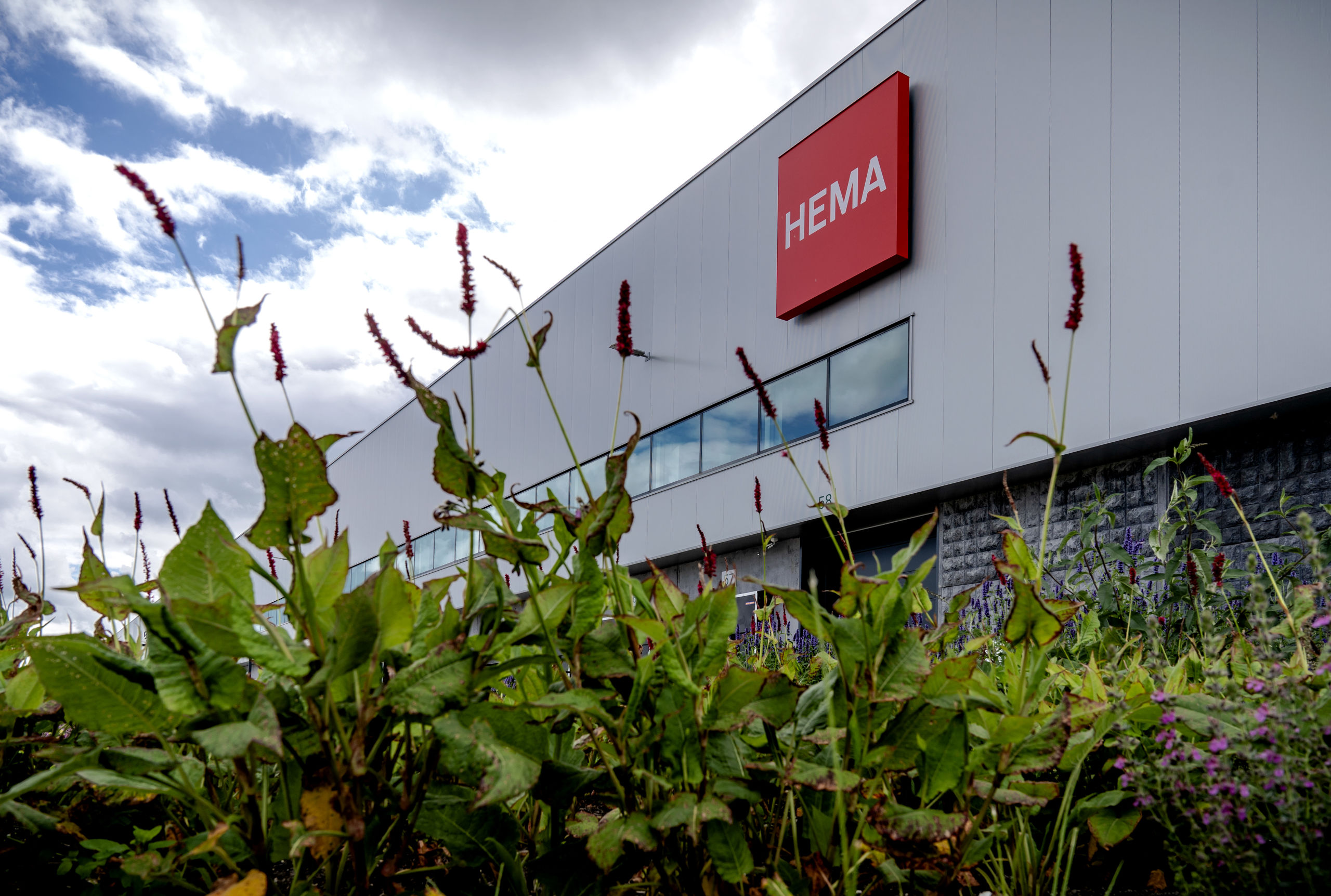 Exterieur van een distributiecentrum van de Hema.