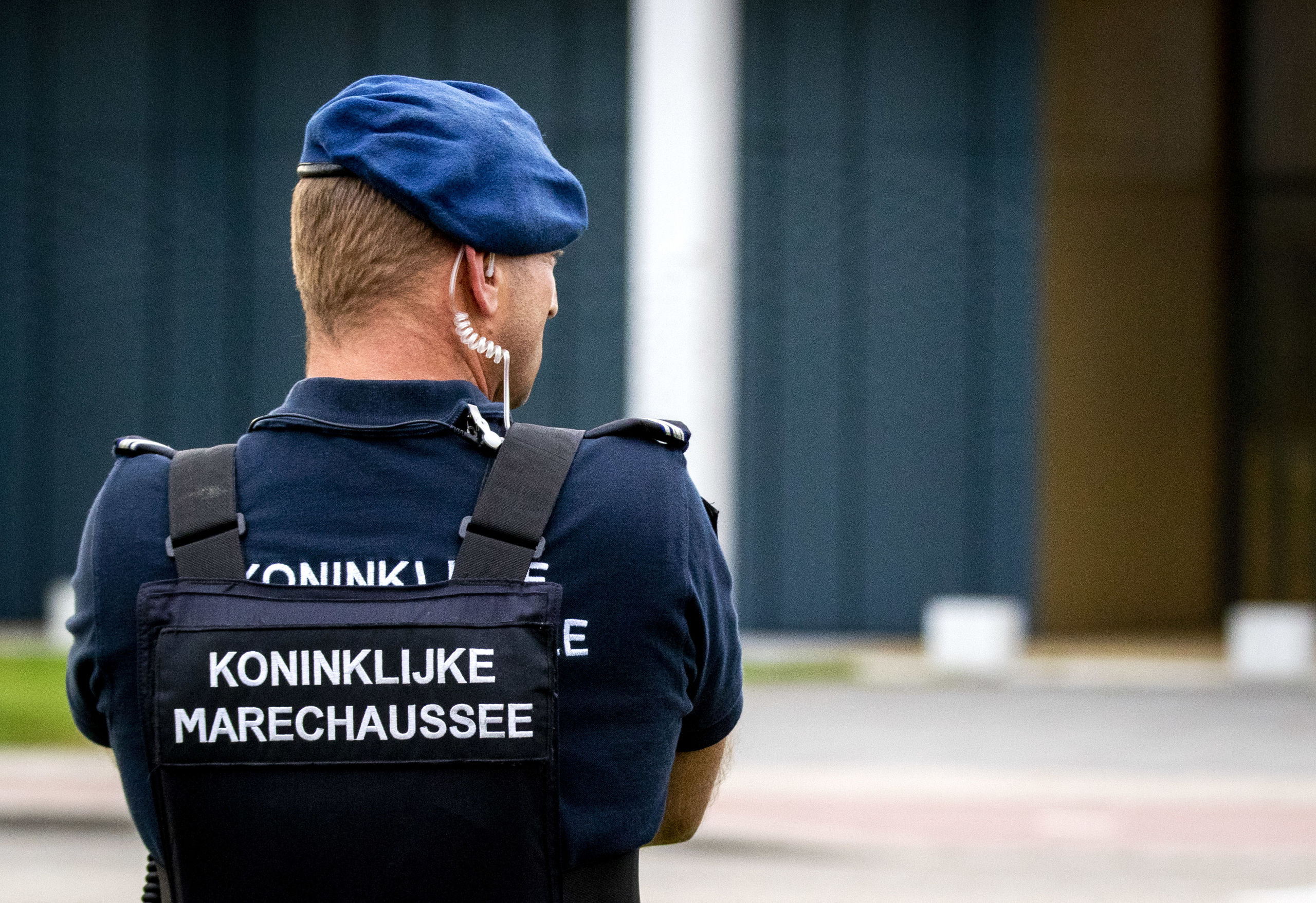 2019-09-24 BADHOEVEDORP - Zware beveiliging door politie en marechaussee bij de extra beveiligde rechtbank op Schiphol, waar de pro formazitting in de strafzaak Marengo plaatsvindt. De zaak draait om een reeks liquidaties die in opdracht van de voortvluchtige Ridouan Taghi zouden zijn uitgevoerd. ANP REMKO DE WAAL