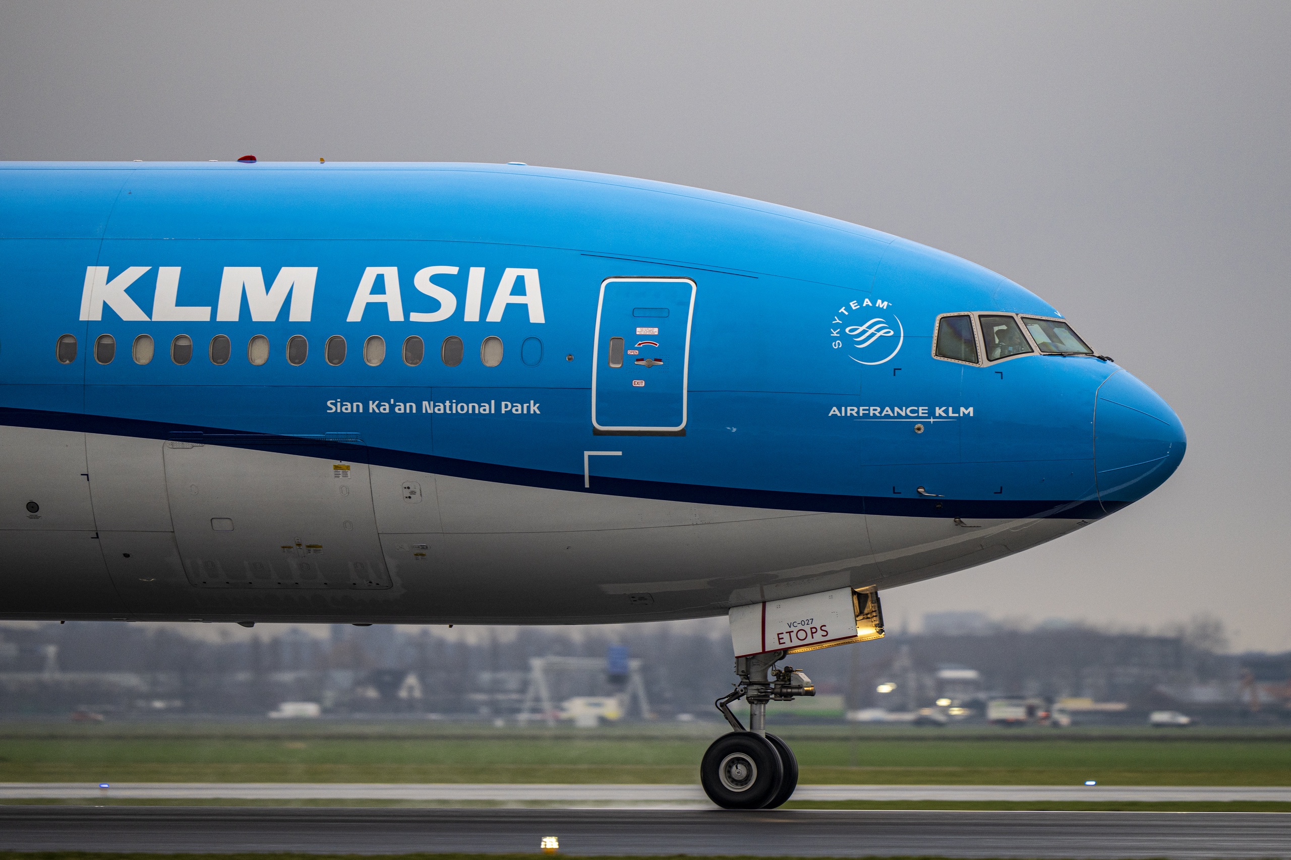 Il personale della compagnia aerea KLM vuole che vengano introdotte regole a livello europeo per i voli dalla Cina. 