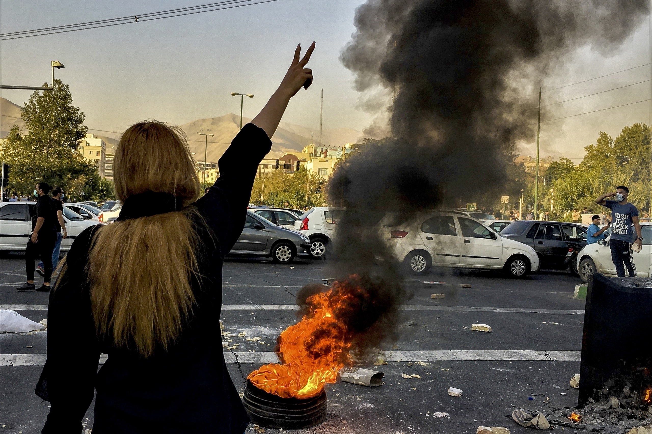 Bij de bloedige demonstraties in Iran beschieten veiligheidsdiensten vrouwelijke demonstranten in het gezicht, borsten en geslacht. De Britse krant The Guardian schrijft dat er reden is om aan te nemen dat dit opzettelijk is. 