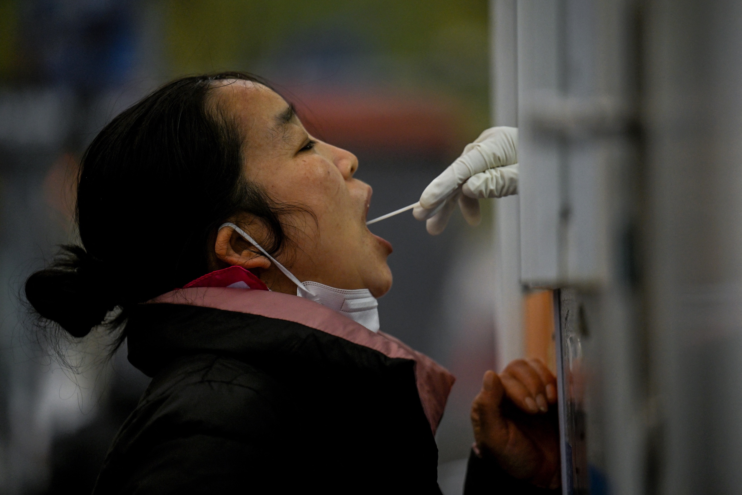 Beijing meldde ruim zeshonderd nieuwe besmettingen. In Guangzhou, al weken de zwaarst getroffen stad van het land, kwamen er zo'n 9000 coronagevallen bij. Landelijk werden zo'n 27.000 nieuwe gevallen geteld. 