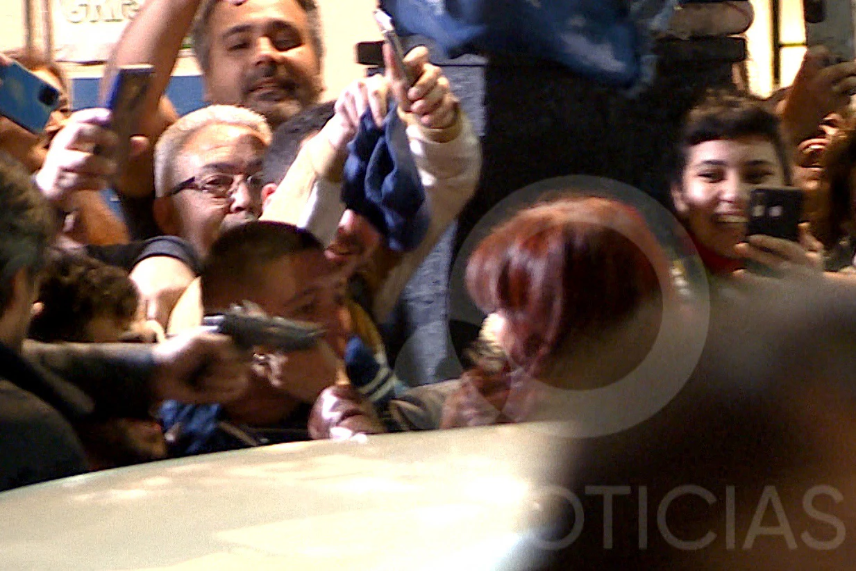 This screen grab obtained from a handout video released by TV Publica shows a man pointing a gun at Argentine Vice-President Cristina Fernandez de Kirchner as she arrives to her residence in Buenos Aires on September 1, 2022. A man was arrested Thursday in Argentina for pointing a gun at Vice-President Cristina Kirchner as she arrived at her home, said Security Minister Aníbal Fernández. Handout / TV PUBLICA / AFP