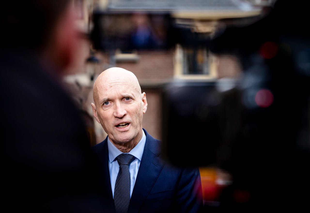 Ernst Kuipers, minister van Volksgezondheid, Welzijn en Sport, staat de pers te woord op het Binnenhof voorafgaand aan de wekelijkse ministerraad.