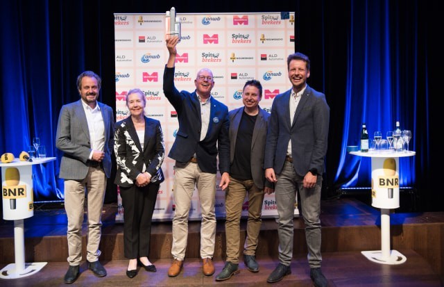 Gerrit van der Kolk (midden) van Medisch Spectrum Twente met de jury van Spitsbrekers
