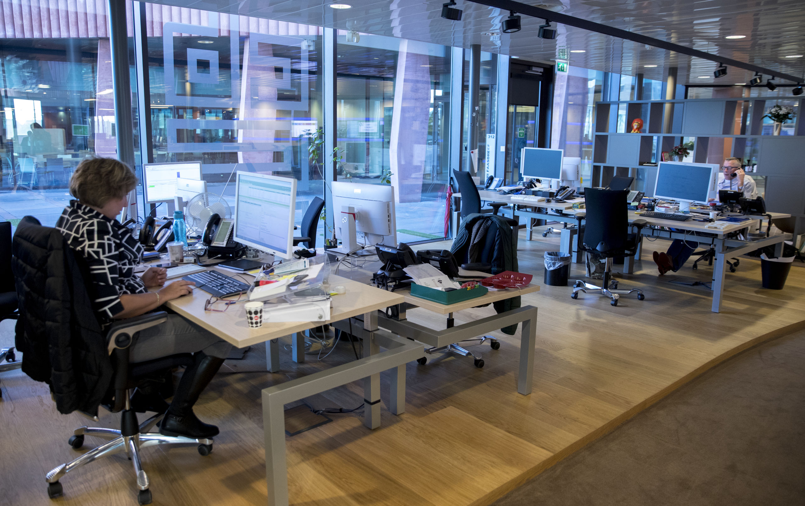 Medewerkers van het Centraal Bureau voor de Statistiek op de werkvloer.