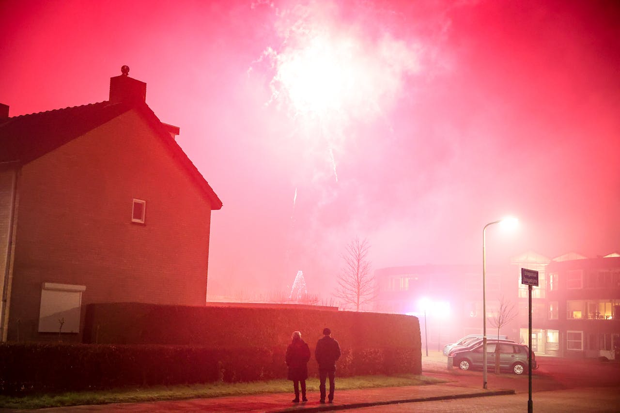 DRACHTEN - Ondanks het vuurwerk verbod ging er in Drachten toch nog aardig wat vuurwerk de lucht in in heel Nederland. ANP COPYRIGHT PRONEWS