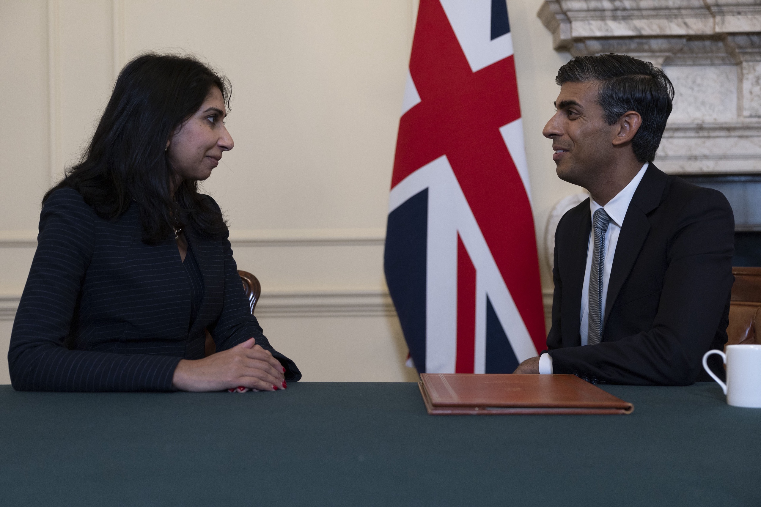 Suella Braverman (links) in gesprek met Rishi Sunak. De Britse premier heeft de rust teruggebracht, de vraag is voor hoe lang. 