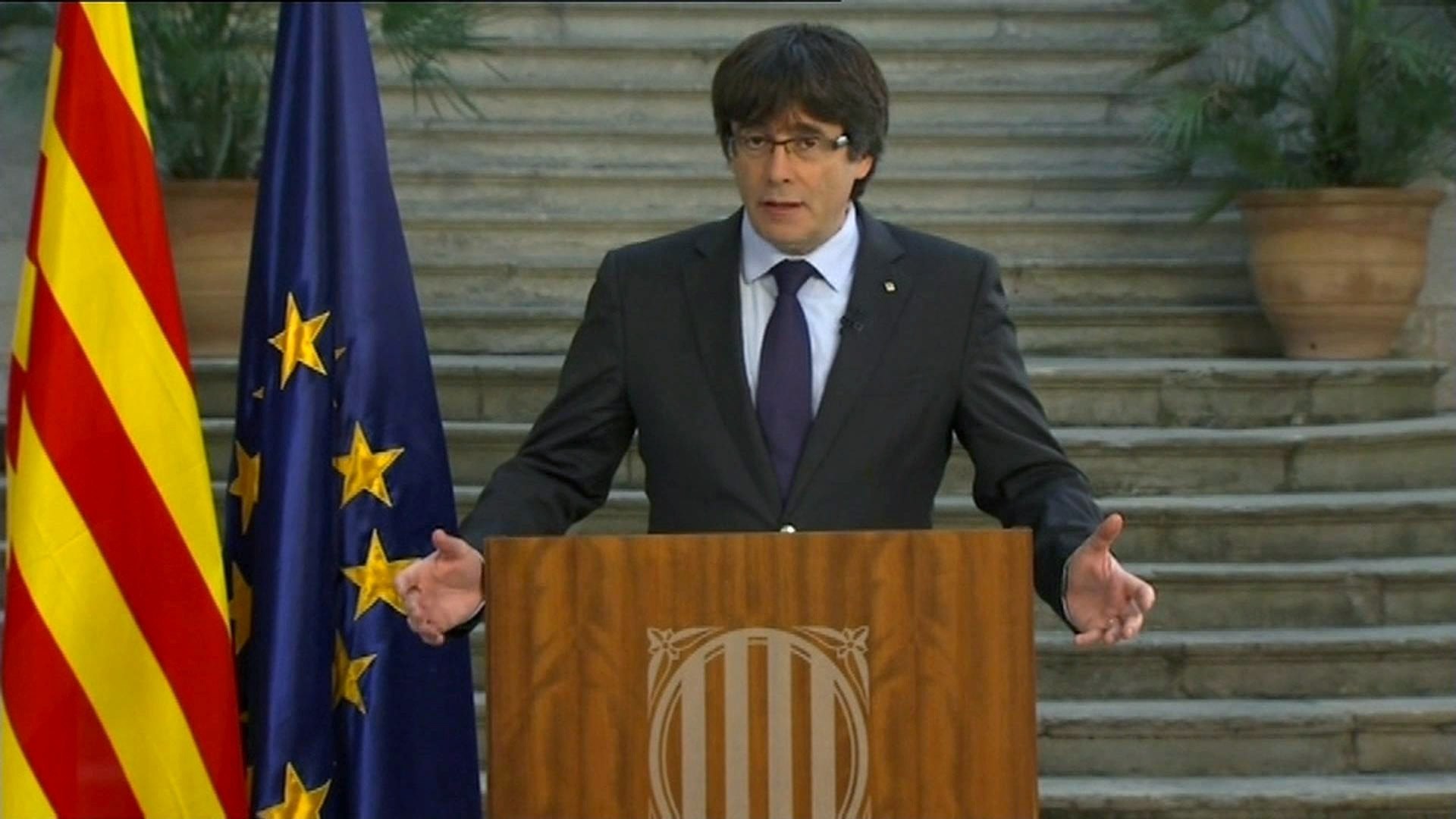 De Catalaanse ex-premier Puigdemont tijdens zijn speech vandaag. 