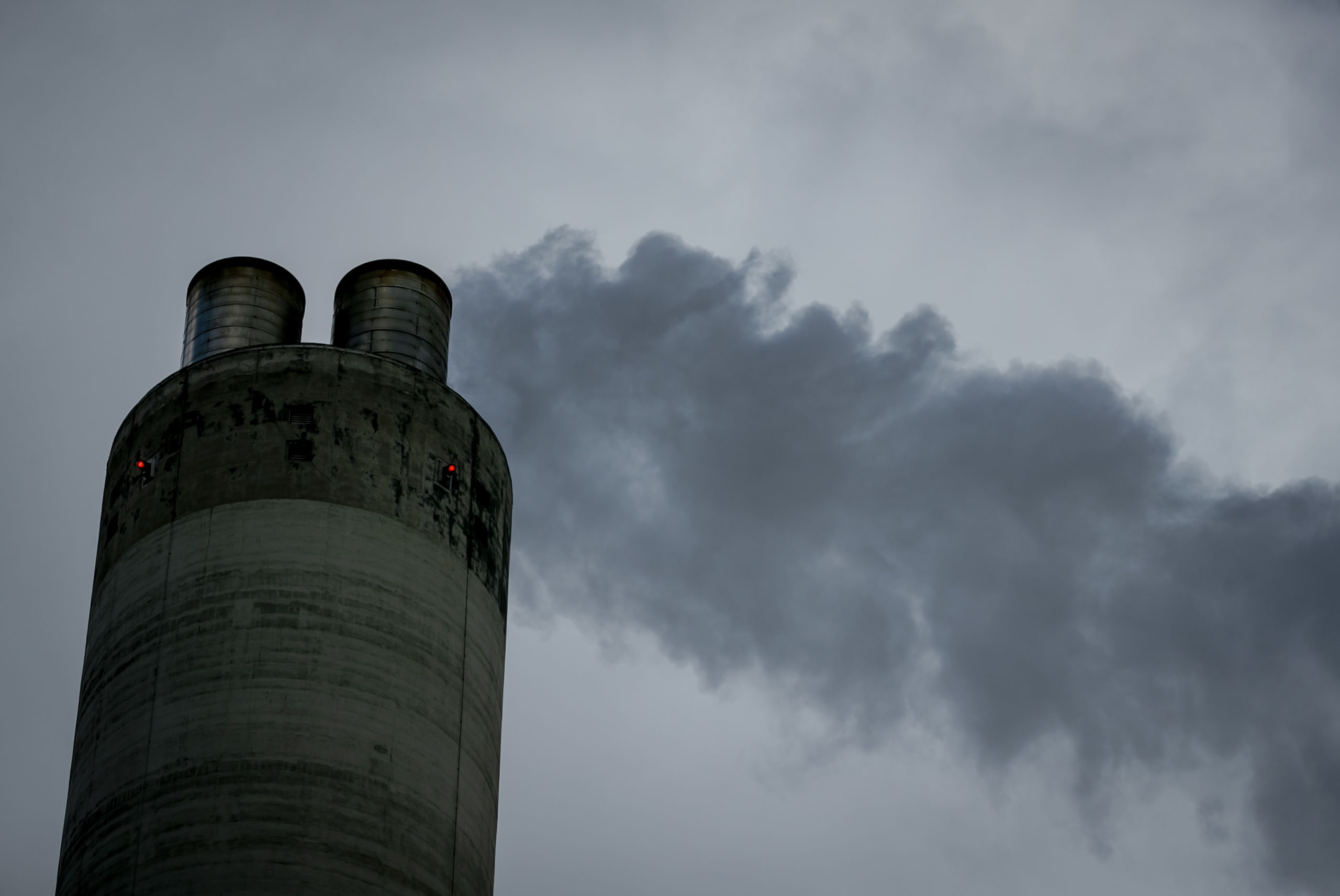 Een schoorsteen van het Amsterdamse Afval Energie Bedrijf (AEB).