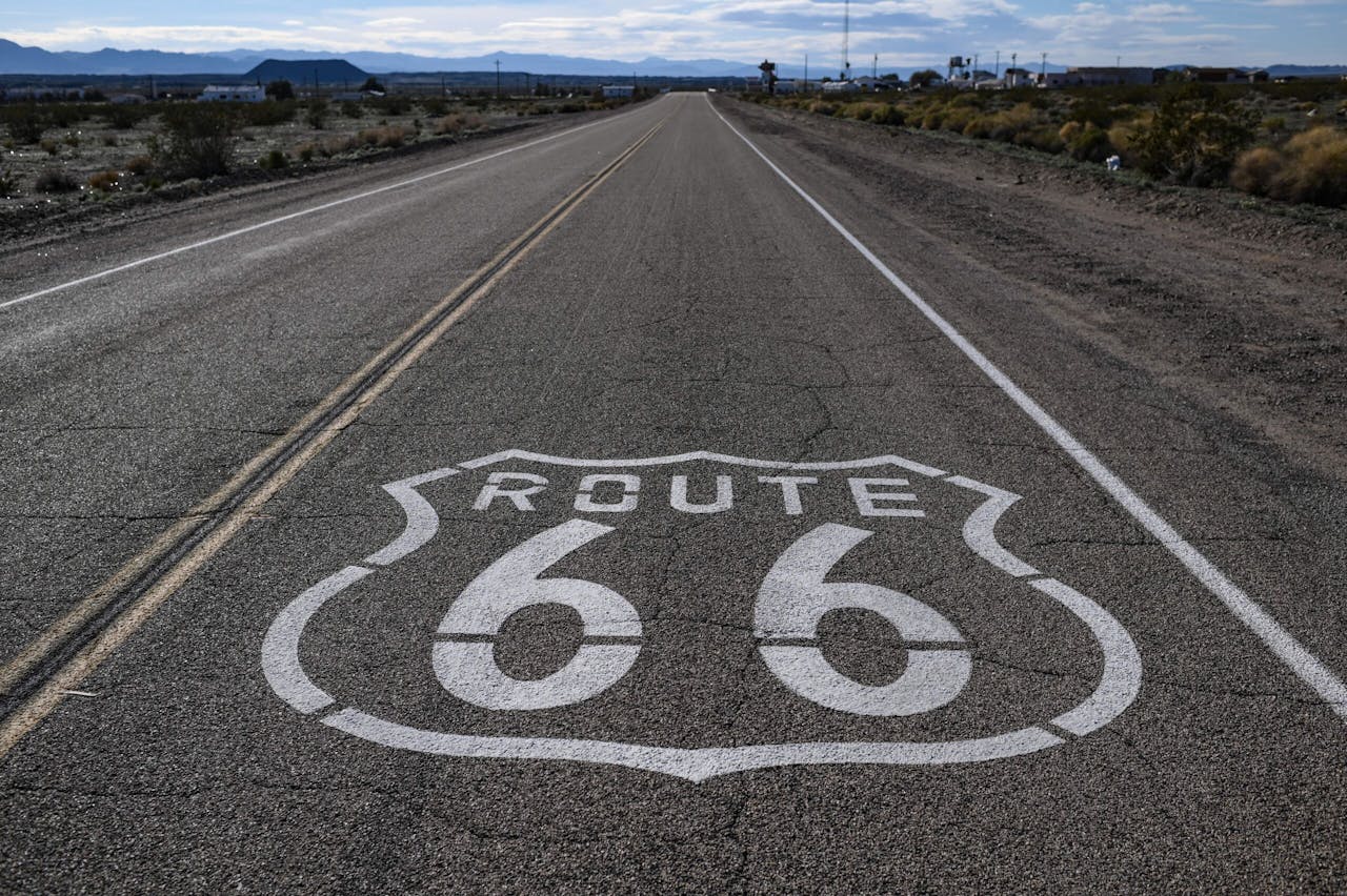 "Route 66", geschilderd op het asfalt bij Amboy in de Mojave-woestijn in Californië.