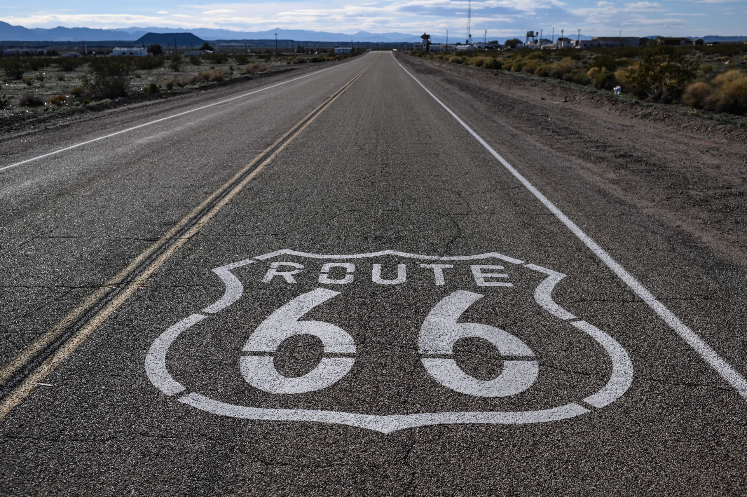 "Route 66", geschilderd op het asfalt bij Amboy in de Mojave-woestijn in Californië.