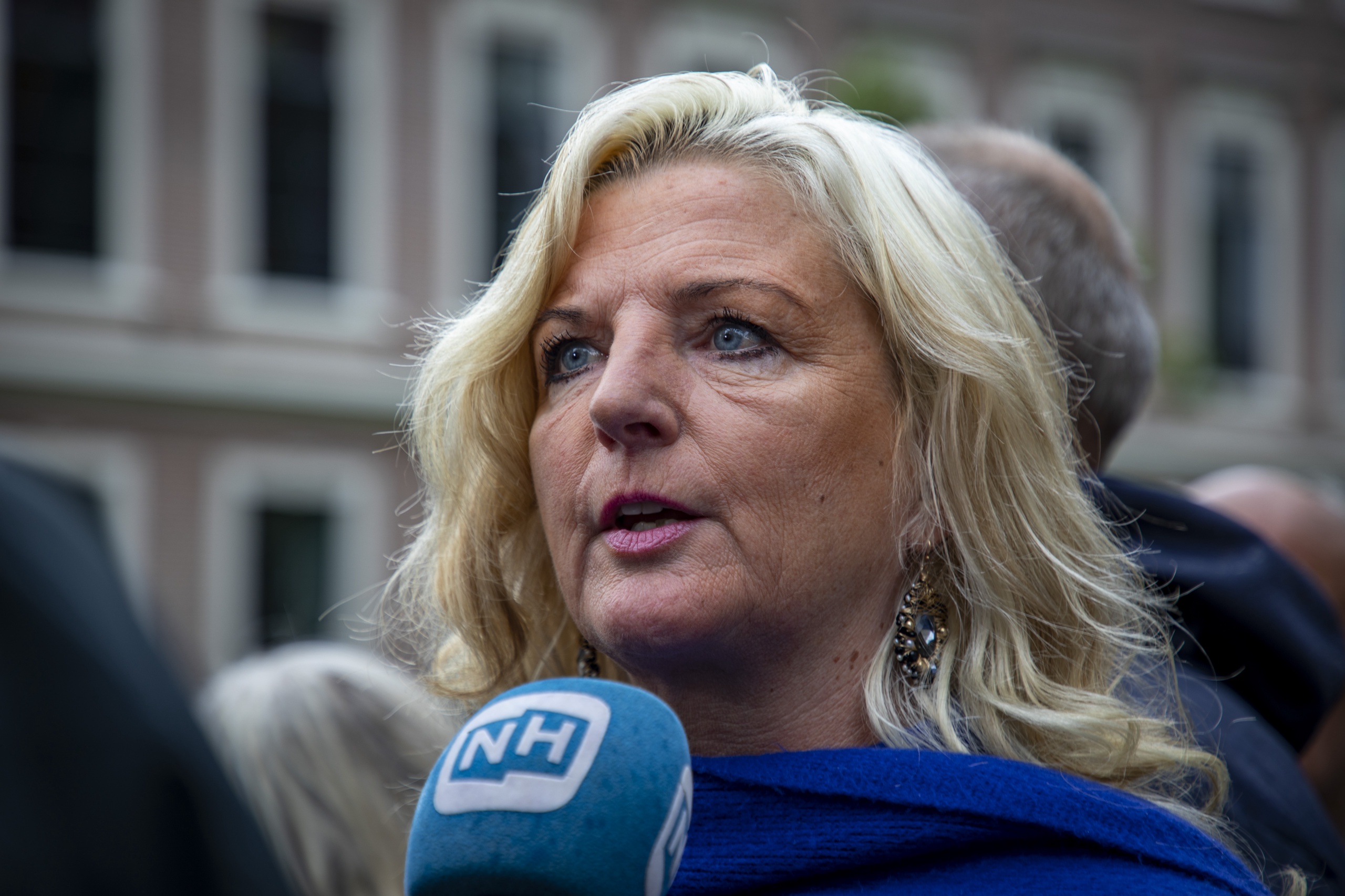 Bijna één op de zes provinciebestuurders houdt er een nevenfunctie op na zonder hierover openheid van zaken te geven. Een van hen is de VVD-lijsttrekker in Noord Holland, Esther Rommel.