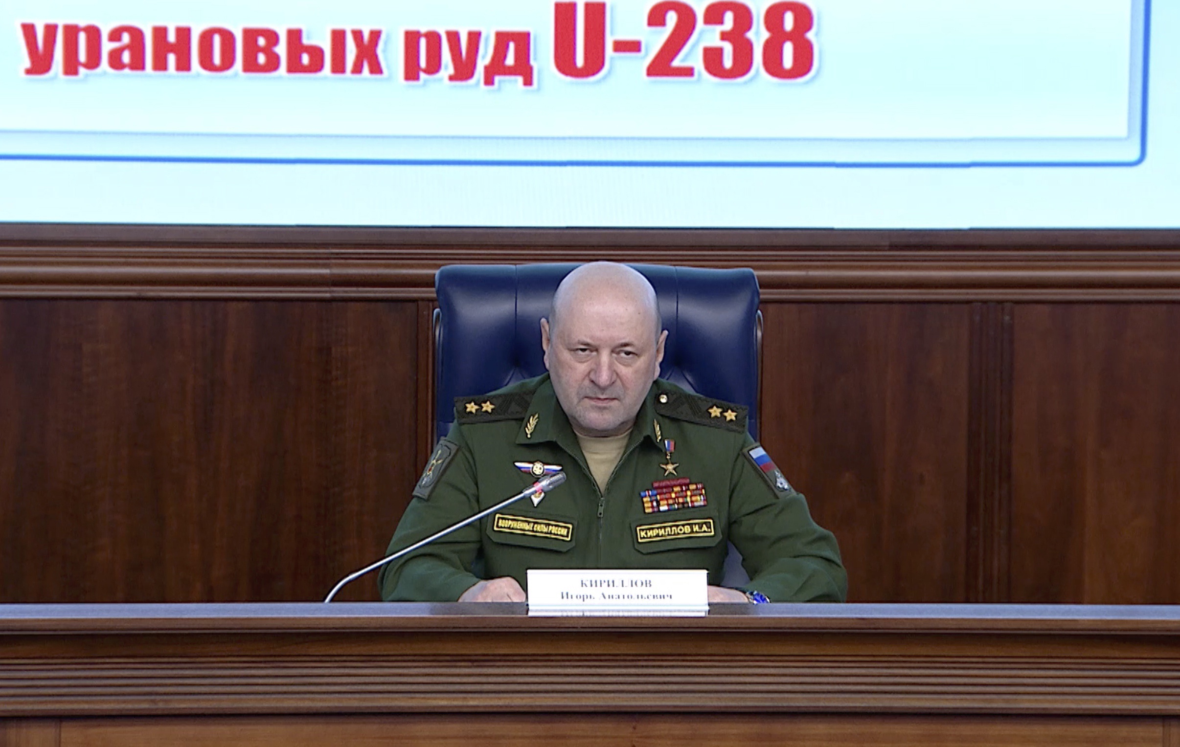 Igor Kirillov, hoofd van de Russische Stralings-, Chemische en Biologische Beschermingstroepen houdt een briefing voor militaire attachees van buitenlandse ambassades in Moskou.