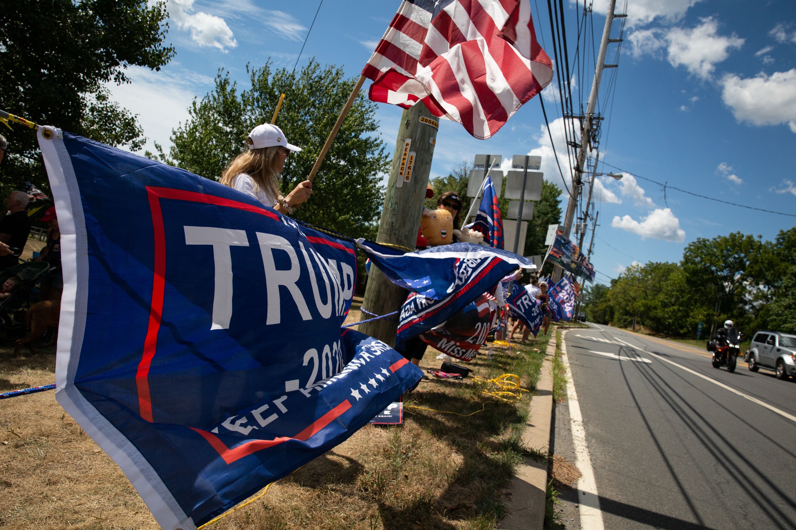 Trump-supporters verzamelden op de hoek van Lamington Road en Route 206 bij de Trump National Golf Club in Bedminster, New Jersey.