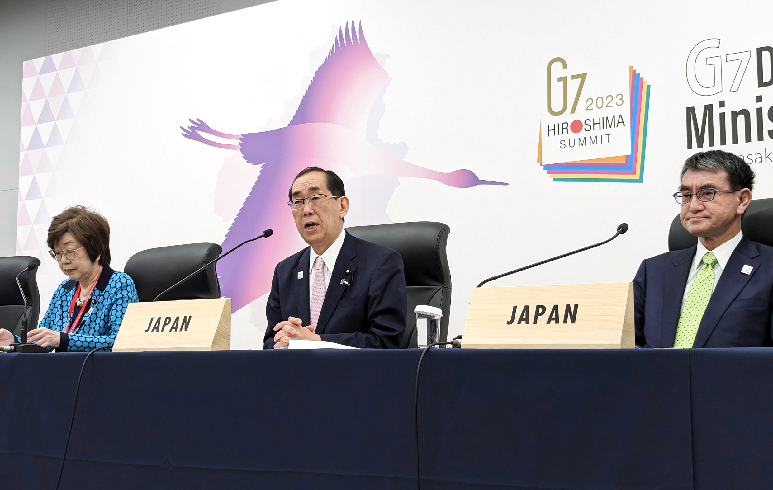 Minister Takeaki Matsumoto (midden). De landen die zijn vertegenwoordigd in de G7 hebben op 30 mei hun eerste overleg over kunstmatige intelligentie (AI). Tijdens de G7-top afgelopen weekend spraken de deelnemers af een werkgroep te starten waarin kwesties rond snelgroeiende AI-toepassingen als ChatGPT besproken worden.