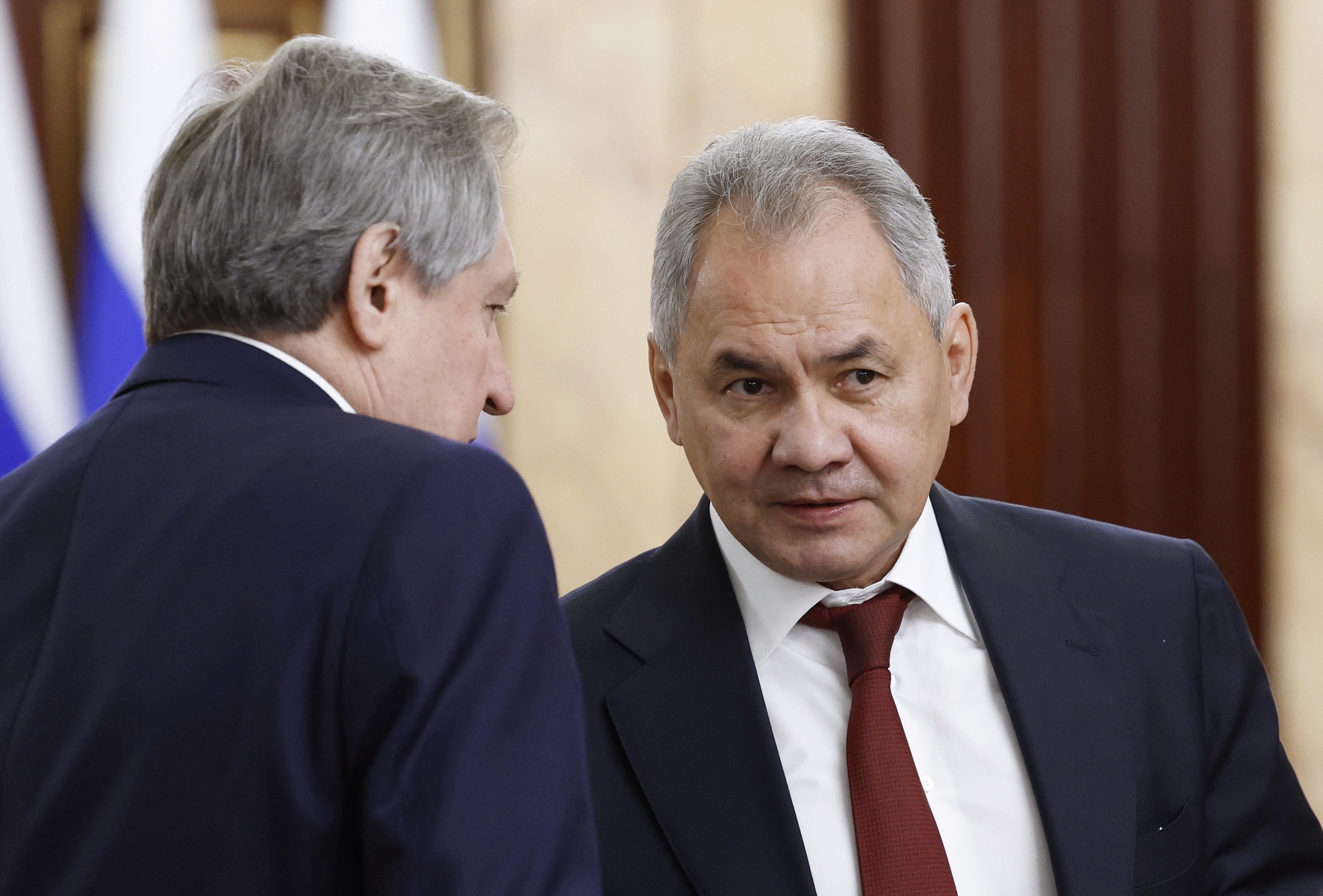 Minister van Defensie Sergej Sjojgoe (r) in gesprek de minister van Energie Nikolai Shulginov.