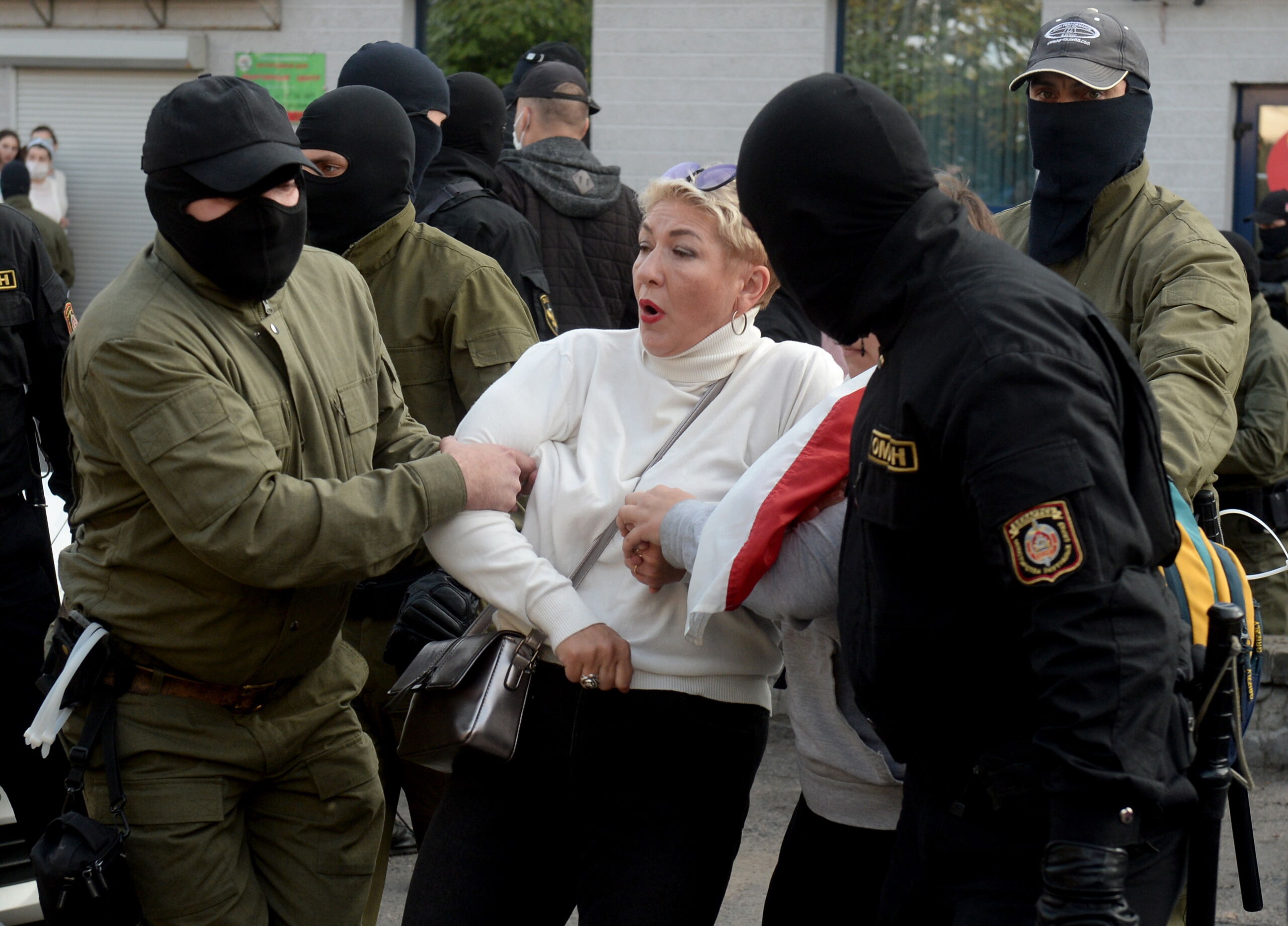 Politie in Minsk arresteert een betoger 
