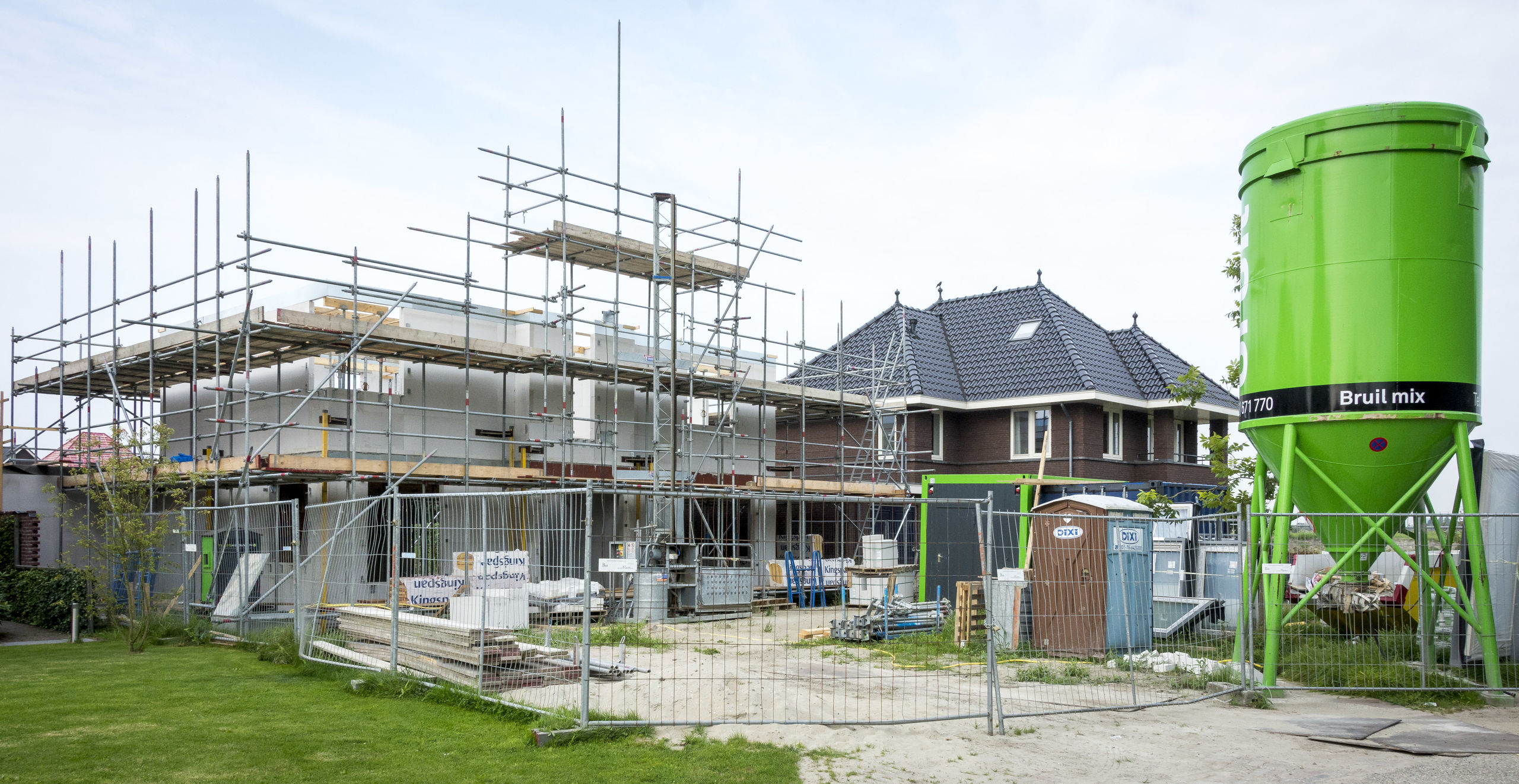 De aankoop van grond voor woningbouw is weer populair onder gemeenten.